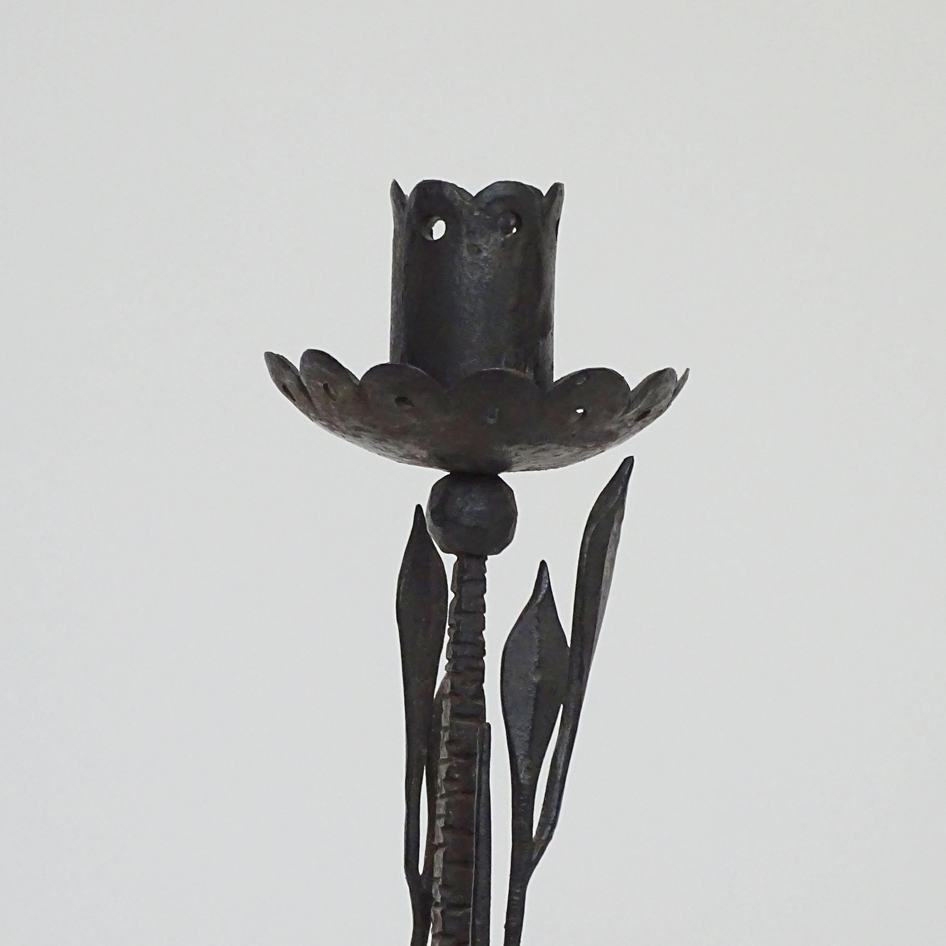 Splendid Italian 1940s wrought iron bird and leaf motif candle stick In Good Condition For Sale In Milan, IT
