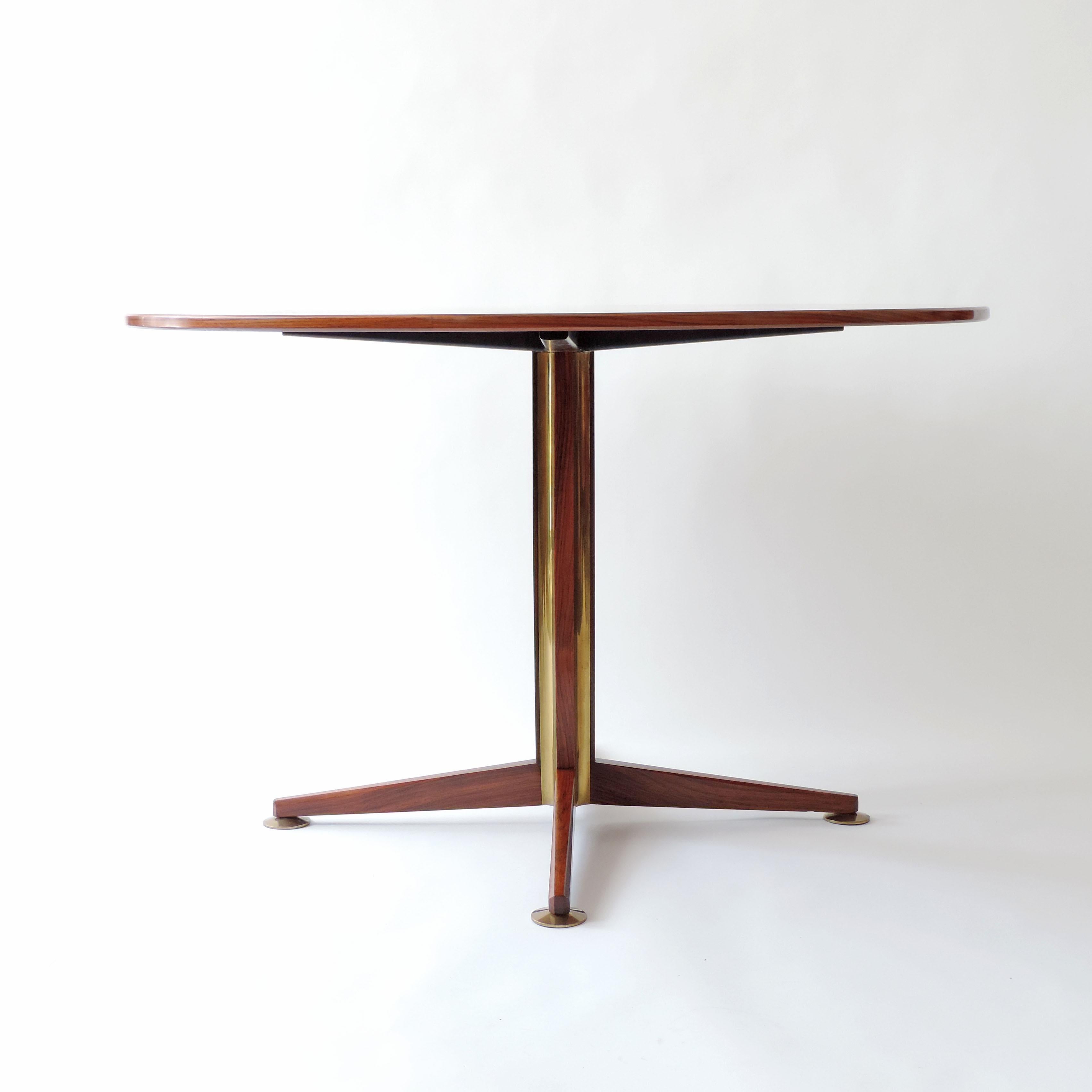 Osvaldo Borsani circular dining table in wood and brass details, Italy, 1960s For Sale 3