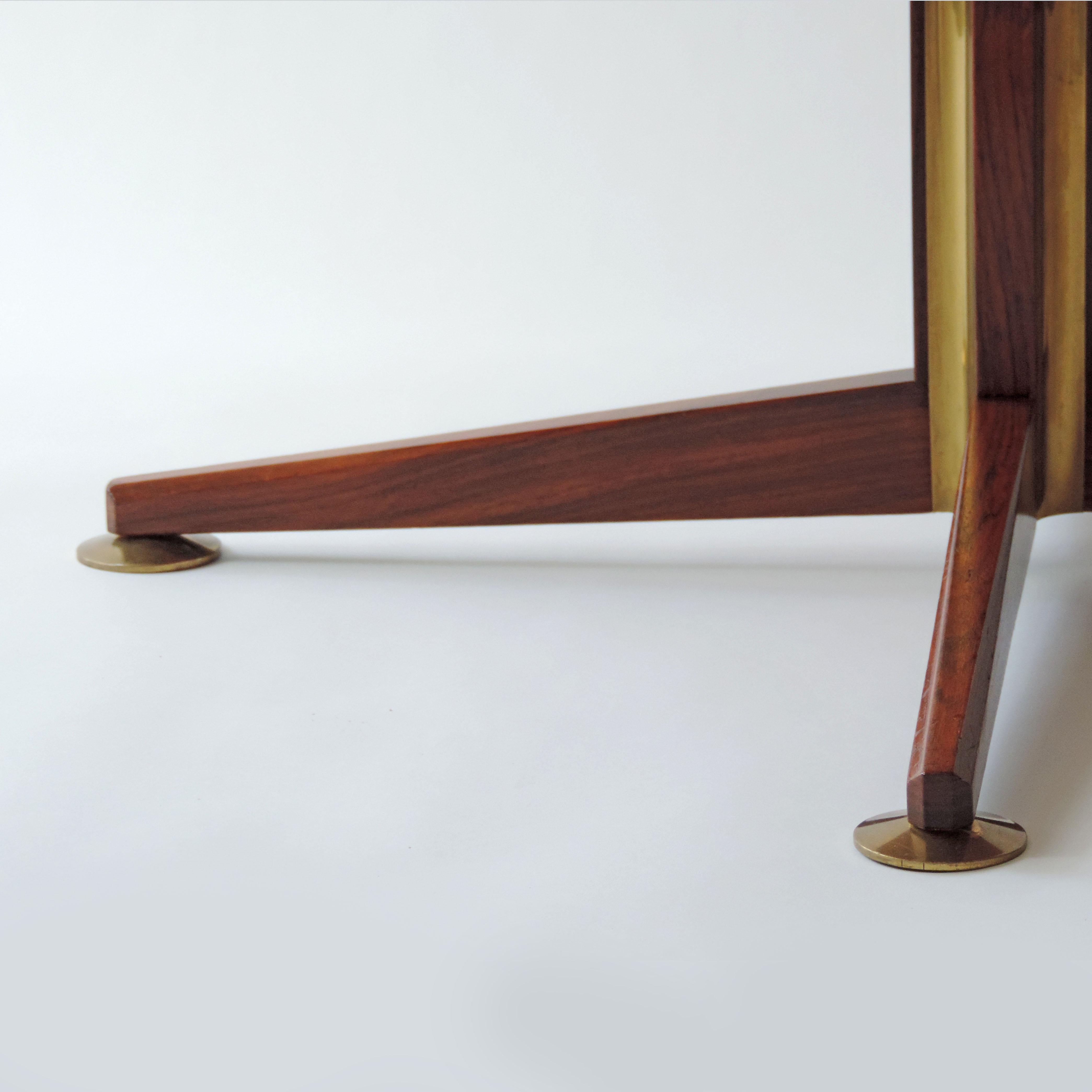 Osvaldo Borsani circular dining table in wood and brass details, Italy, 1960s For Sale 4