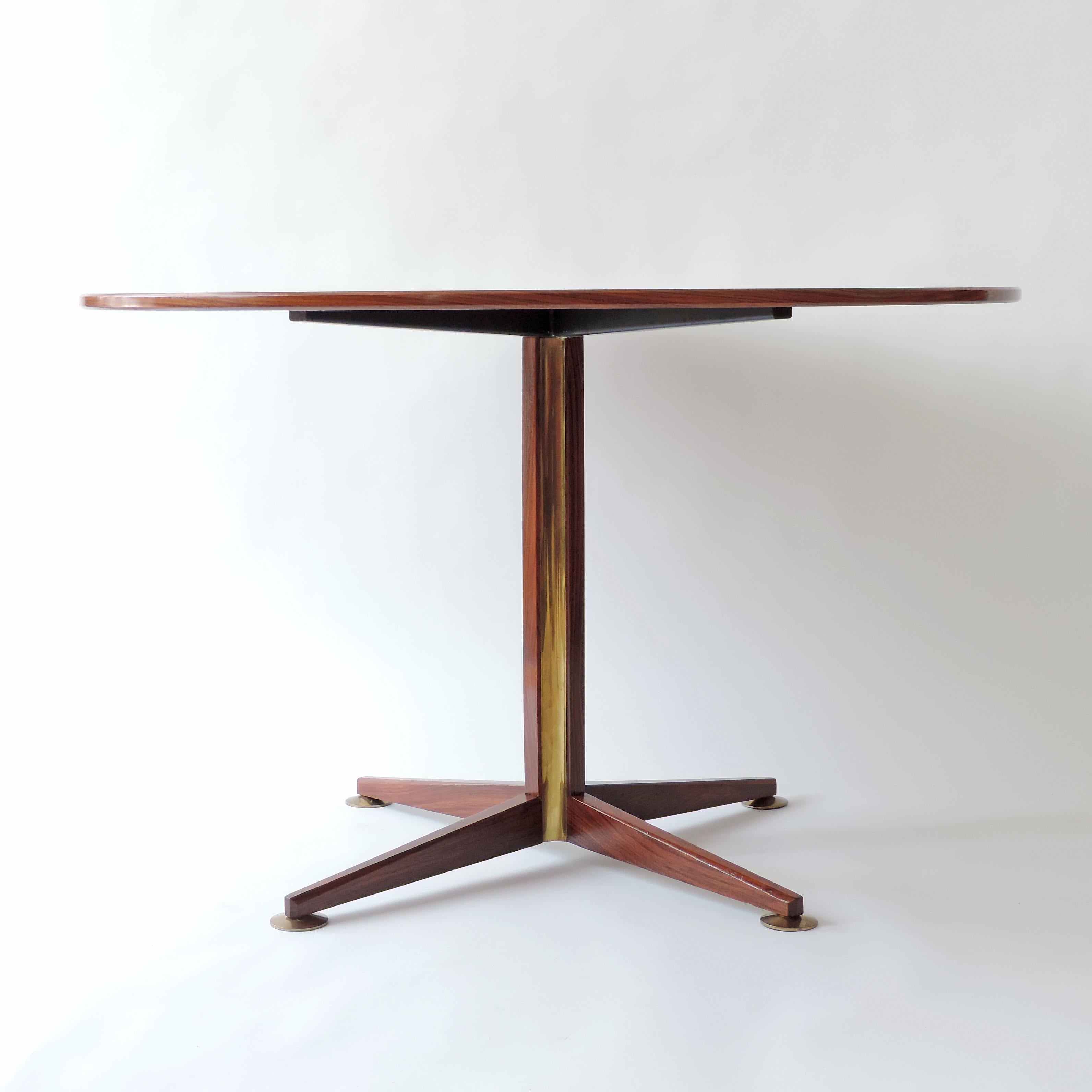Italian Osvaldo Borsani circular dining table in wood and brass details, Italy, 1960s For Sale