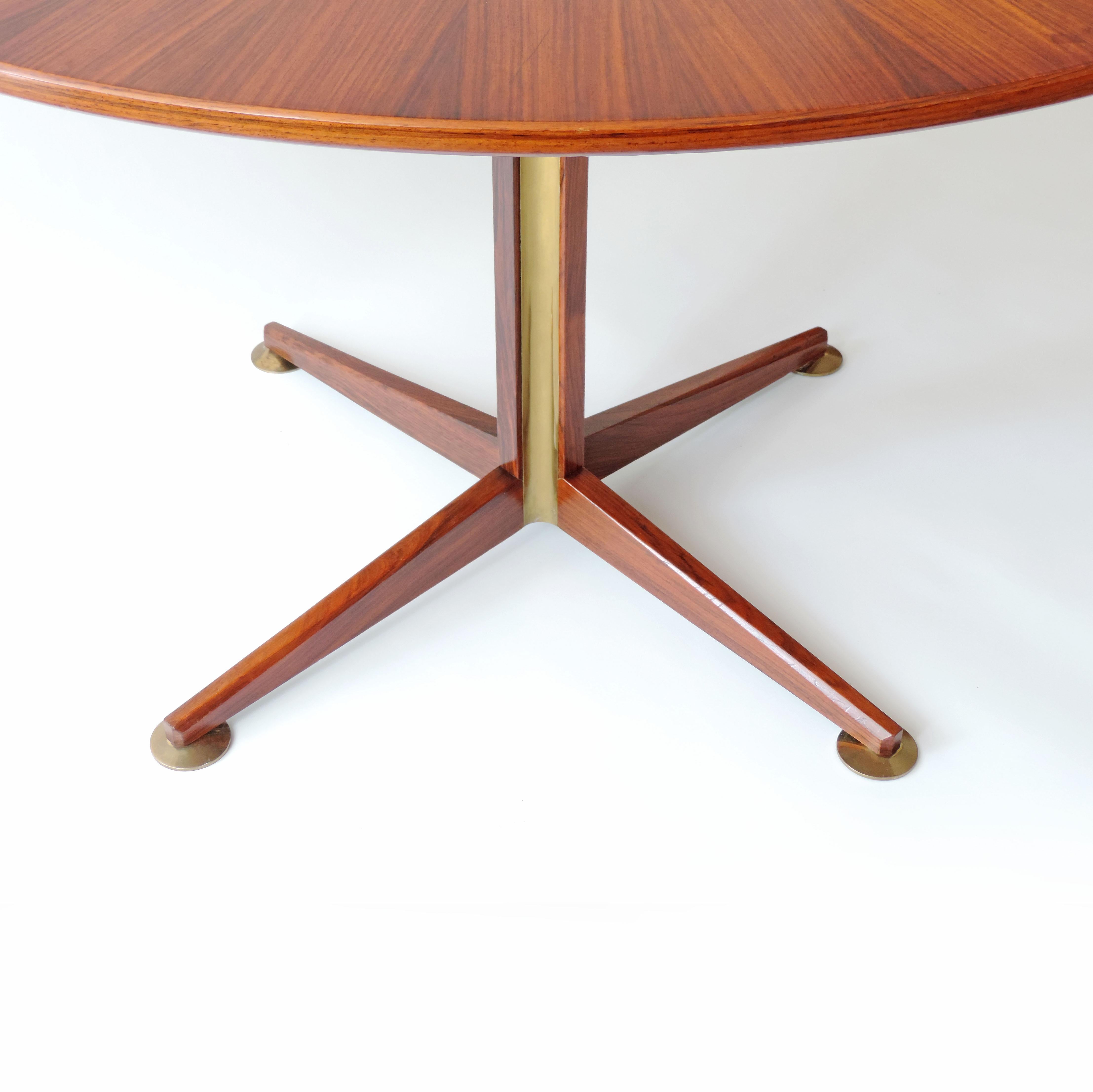 Mid-20th Century Osvaldo Borsani circular dining table in wood and brass details, Italy, 1960s For Sale