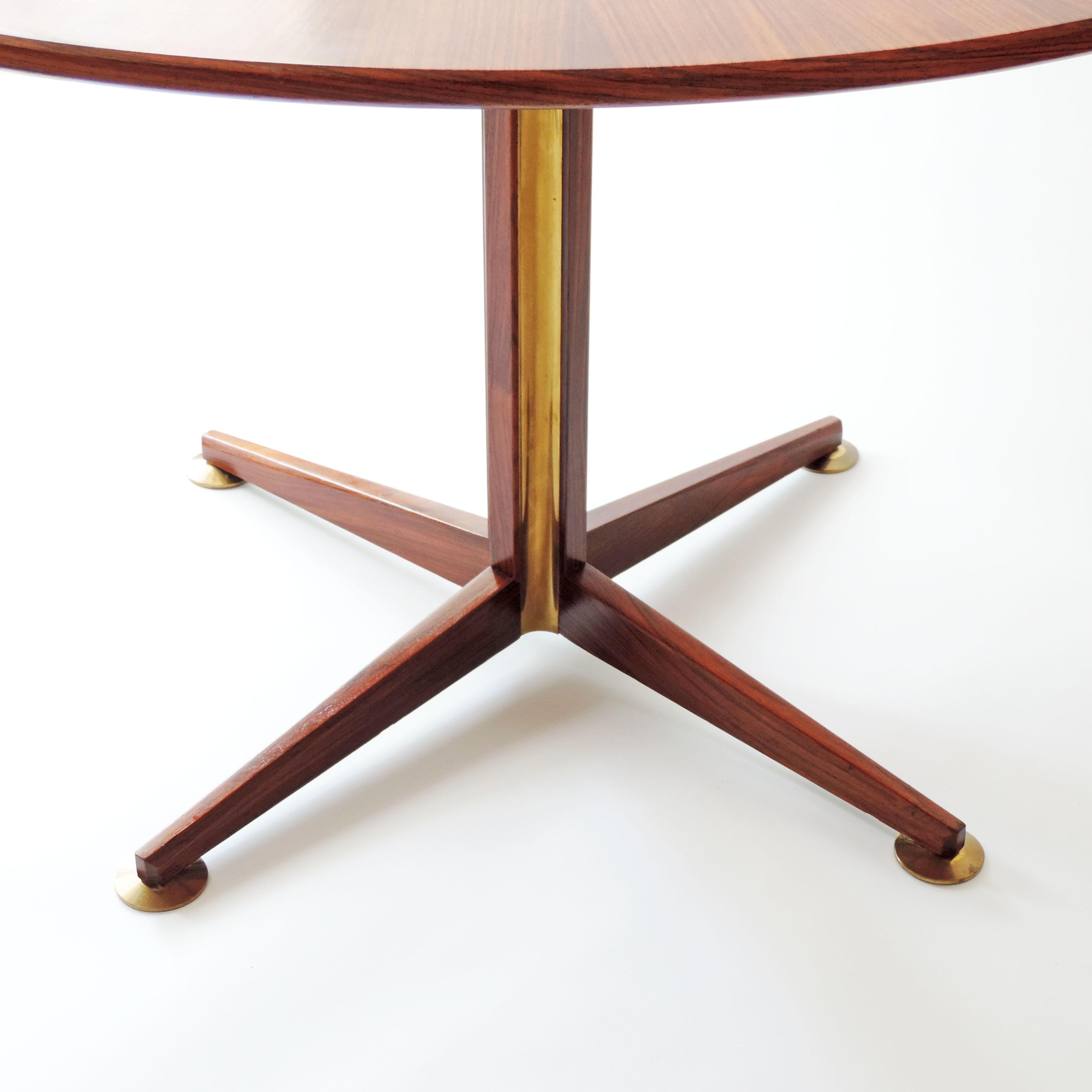 Metal Osvaldo Borsani circular dining table in wood and brass details, Italy, 1960s For Sale