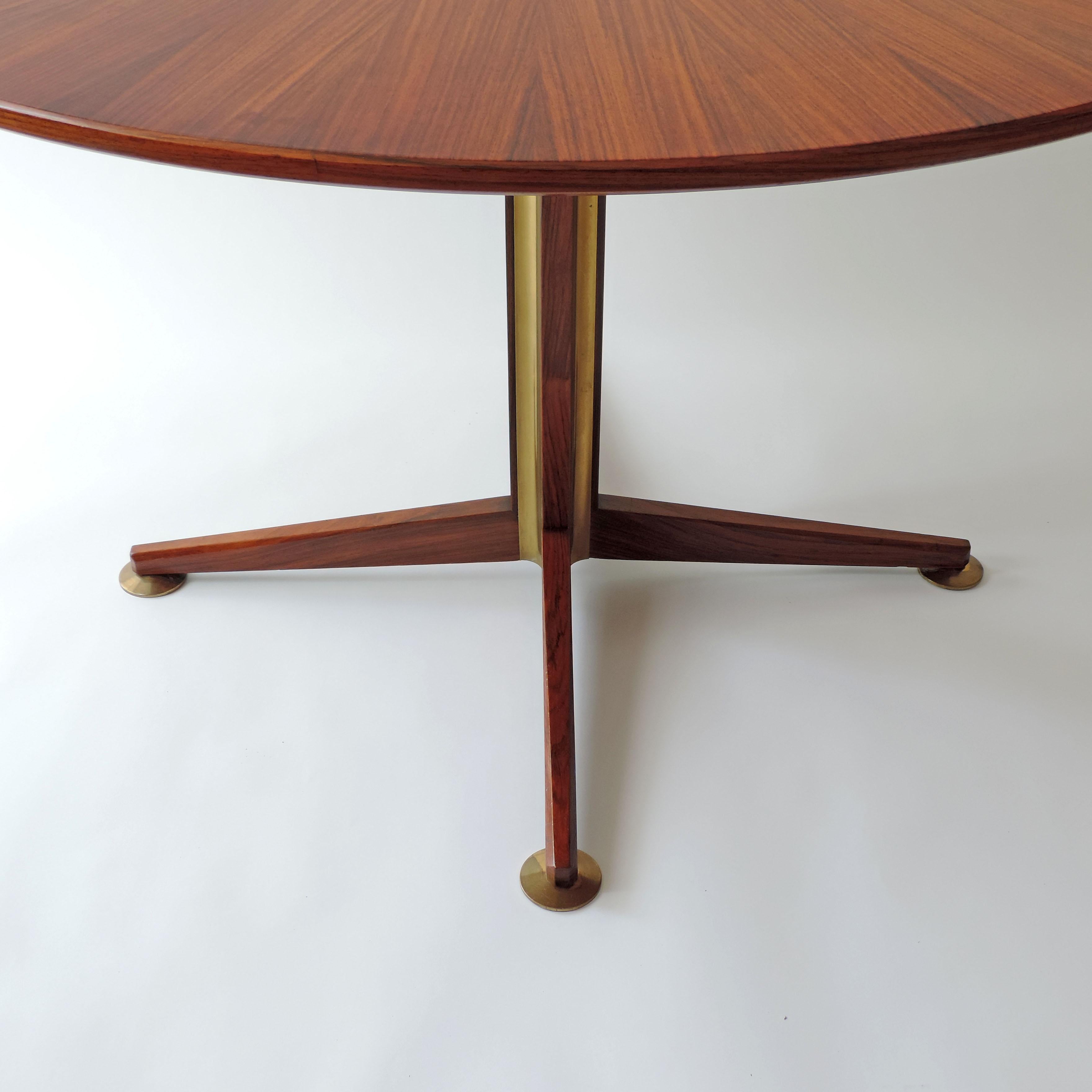 Osvaldo Borsani circular dining table in wood and brass details, Italy, 1960s For Sale 1