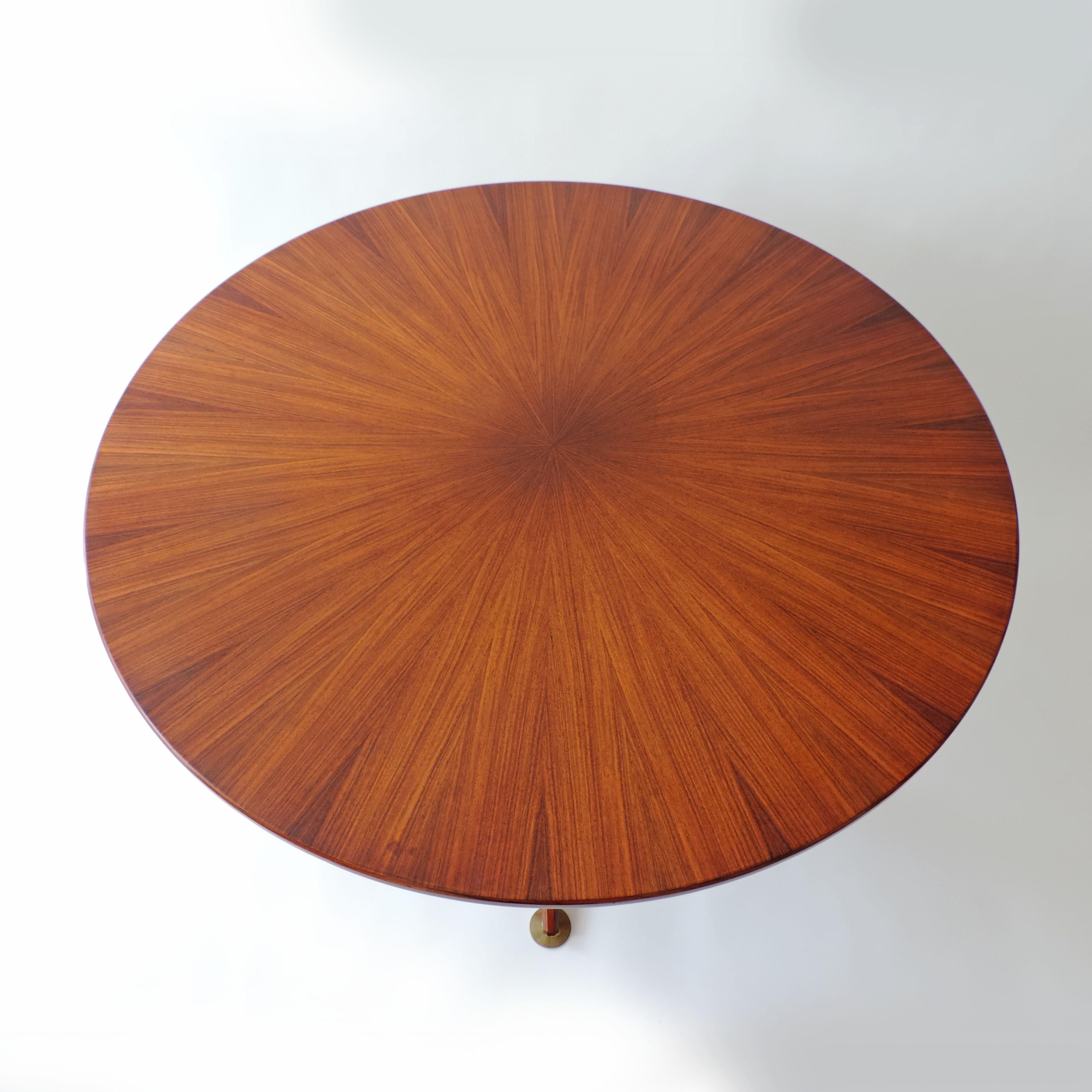 Osvaldo Borsani circular dining table in wood and brass details, Italy, 1960s For Sale 2