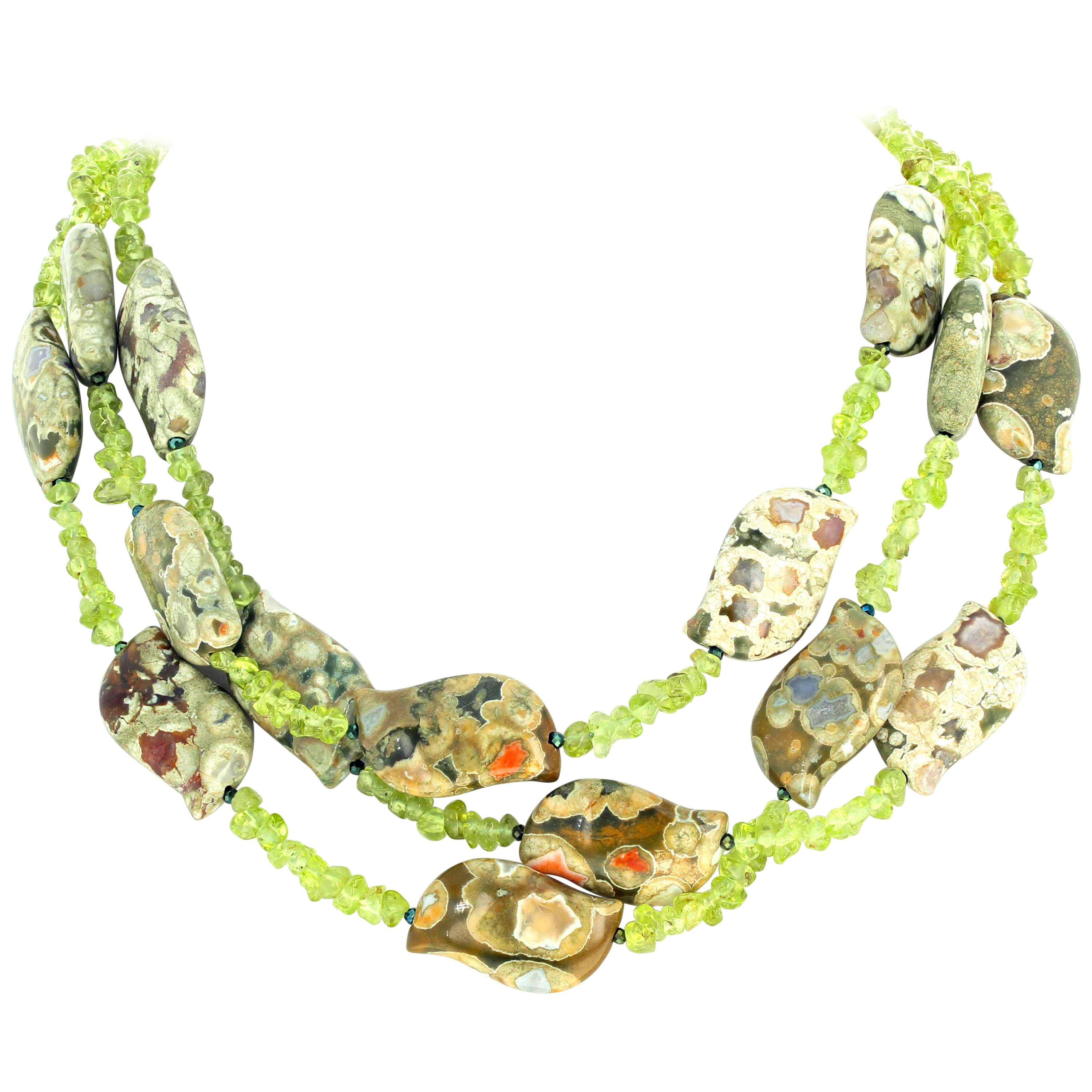 AJD Faszinierende dreireihige Halskette mit prchtigem funkelndem echtem Peridot und Jaspis im Angebot