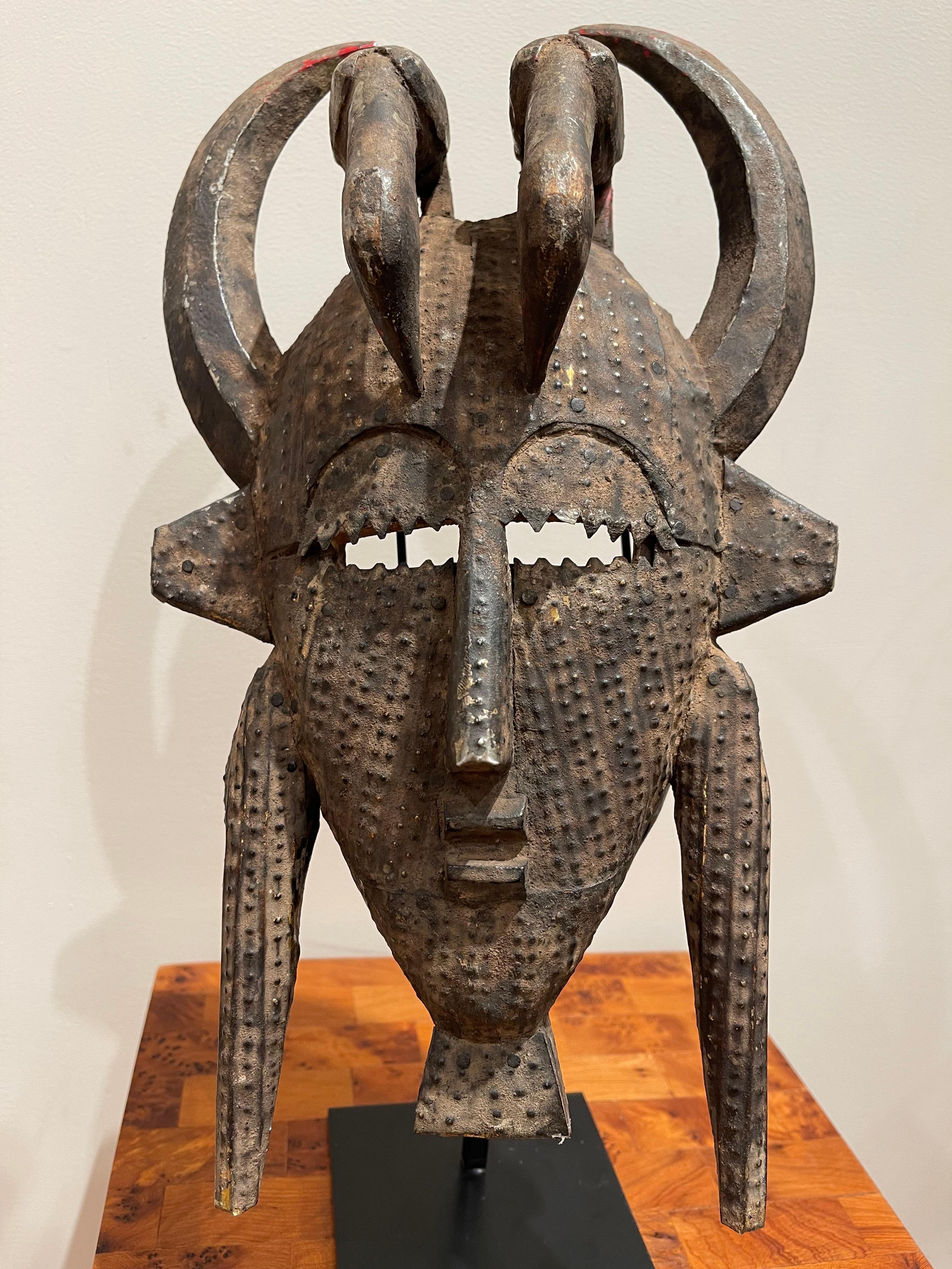 Prächtige Kpélié-Maske, Bevölkerung von Sénoufo, Elfenbeinküste 1950
Kpélié-Maske, Holz mit Kupfer überzogen 
Abmessungen 36,5 x 14,5 cm / 14,17 x 5,51 Zoll

Die Bevölkerung, die die Sénoufo-Sprache spricht, ist über ein riesiges Gebiet verteilt,