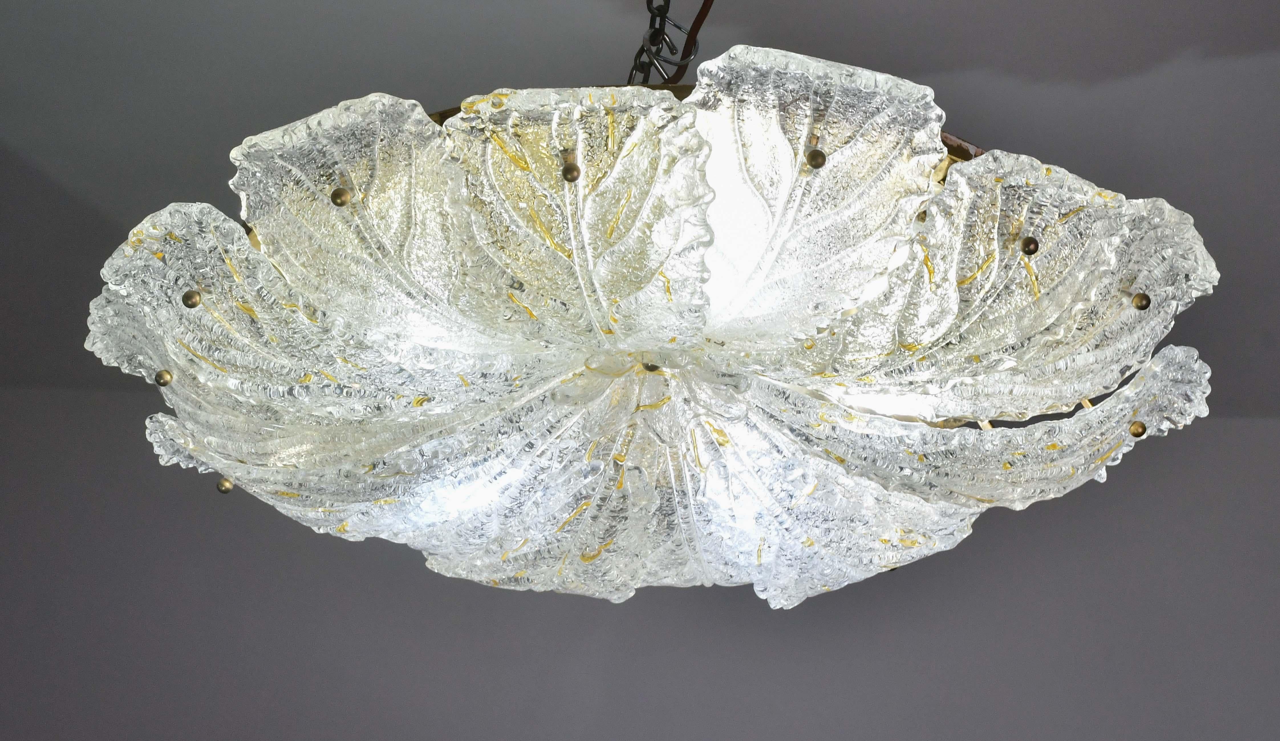Splendida lampada da soffitto in vetro di Murano di grandi dimensioni con foglie di vetro di Murano gialle e trasparenti alternate (vedi l'ultima foto per il colore del vetro).

Periodo: circa 1970.

La lampada monta 5 portalampada standard europei