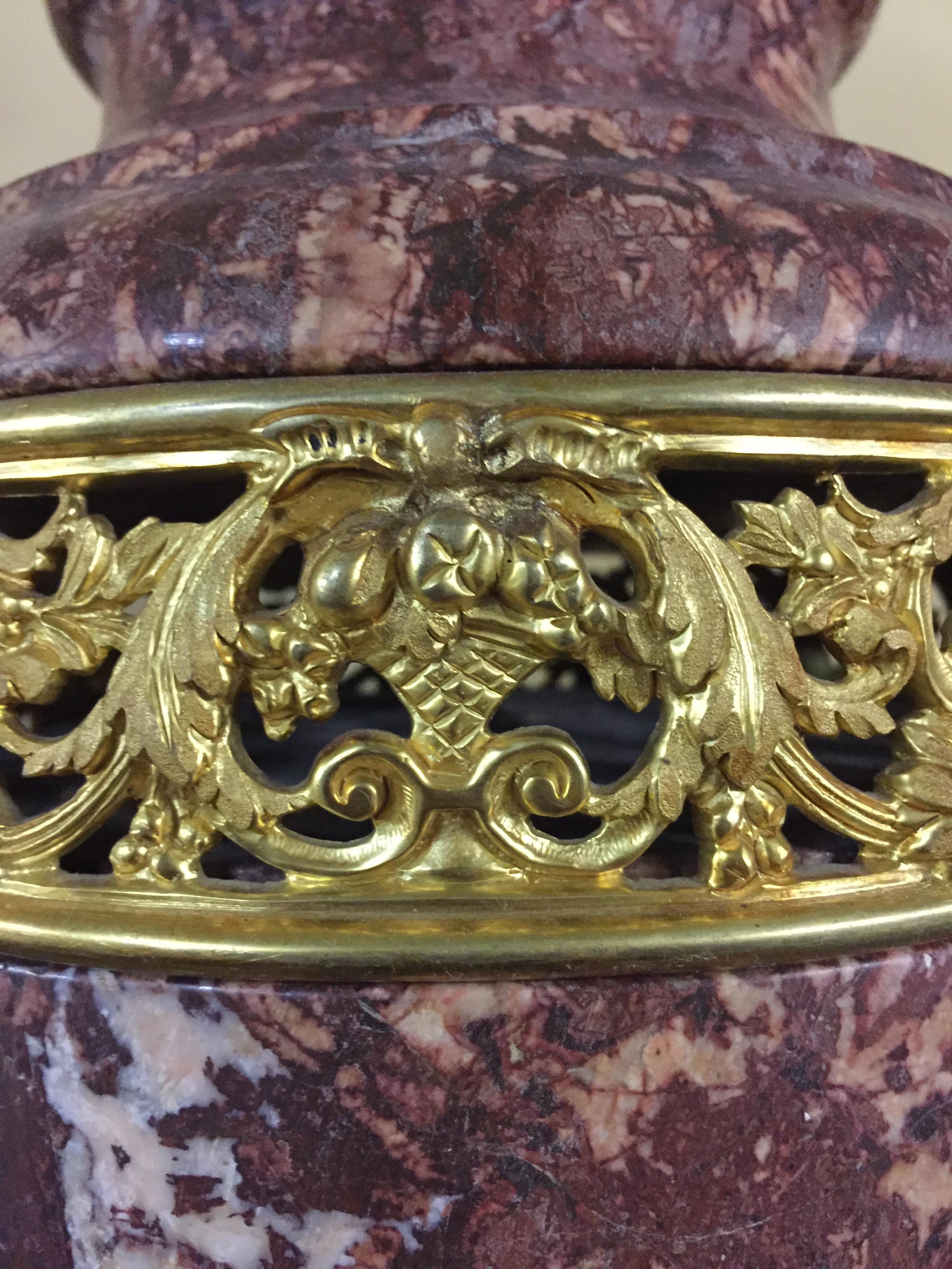 Prächtige Vase mit Deckel aus Marmor im Stil von Louis XVI Bronze im Angebot 3