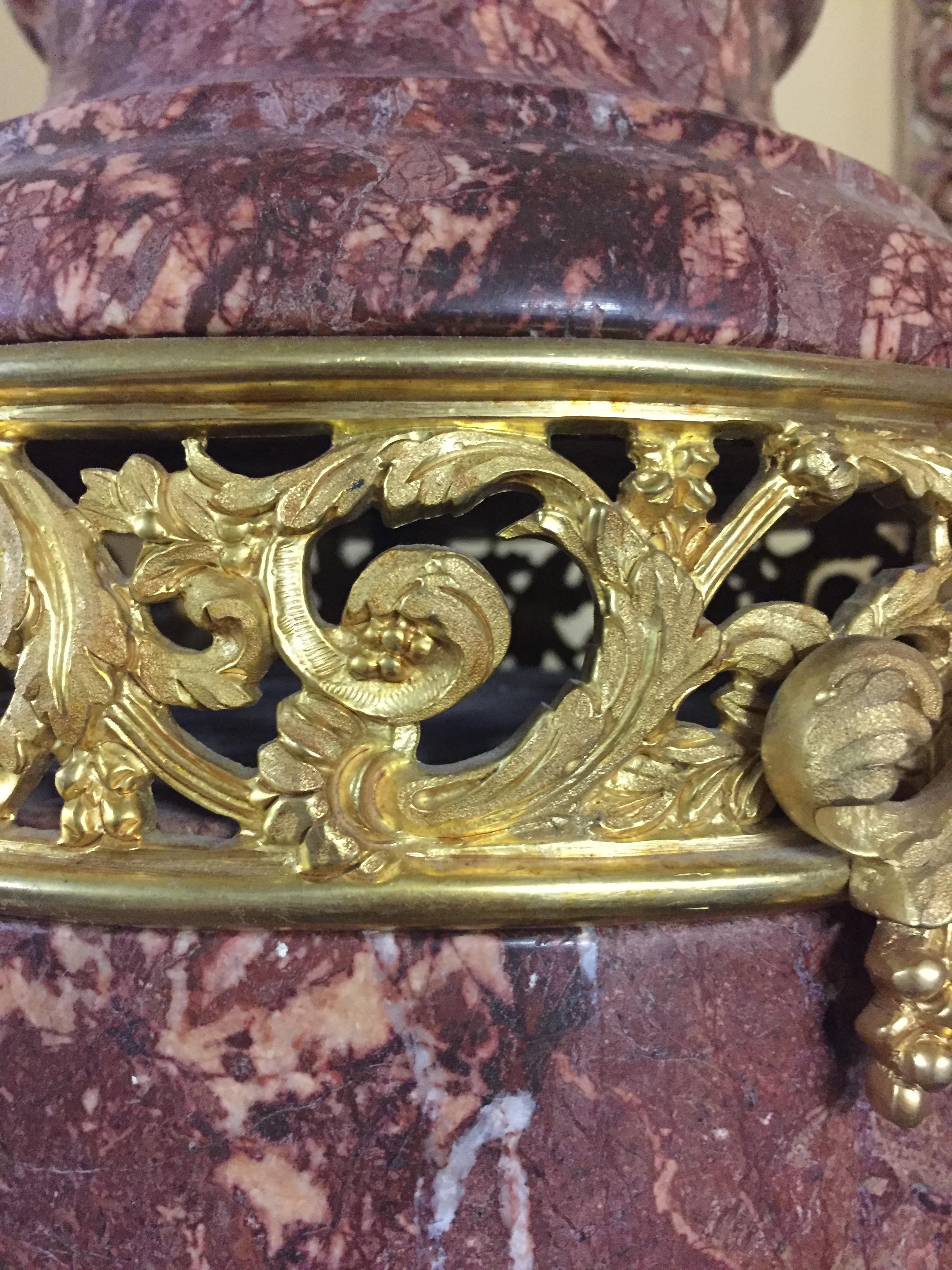 Prächtige Vase mit Deckel aus Marmor im Stil von Louis XVI Bronze im Angebot 4