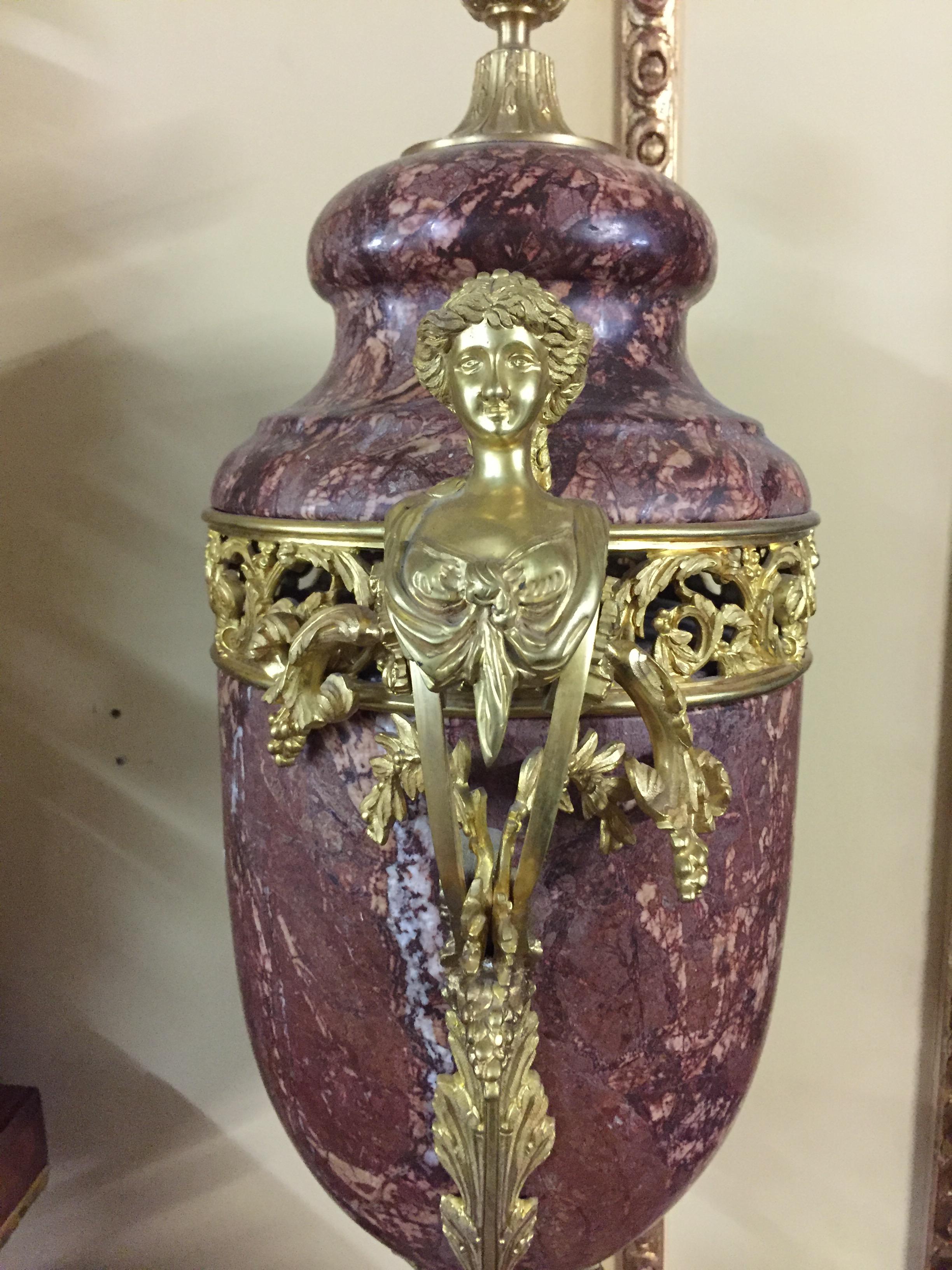 Prächtige Vase mit Deckel aus Marmor im Stil von Louis XVI Bronze im Angebot 5
