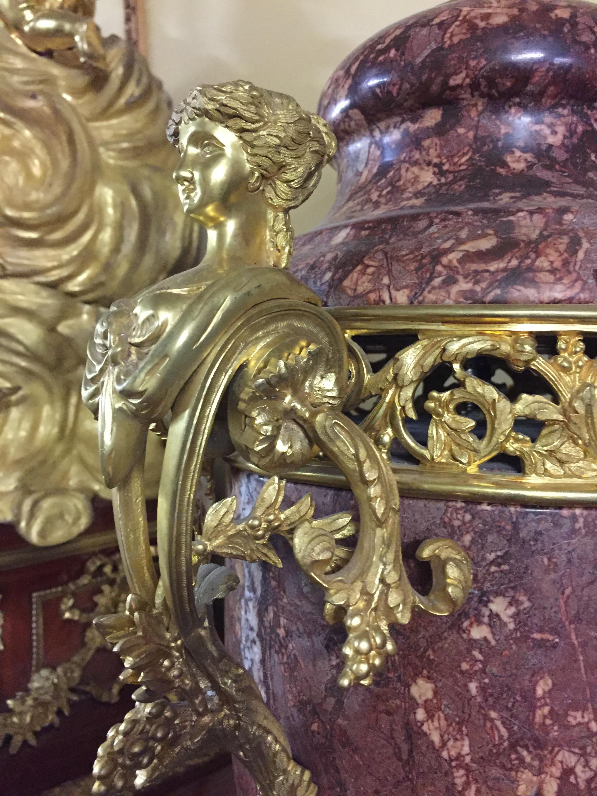 Splendide vase à couvercle en marbre dans le style de Louis XVI Bronze en vente 6