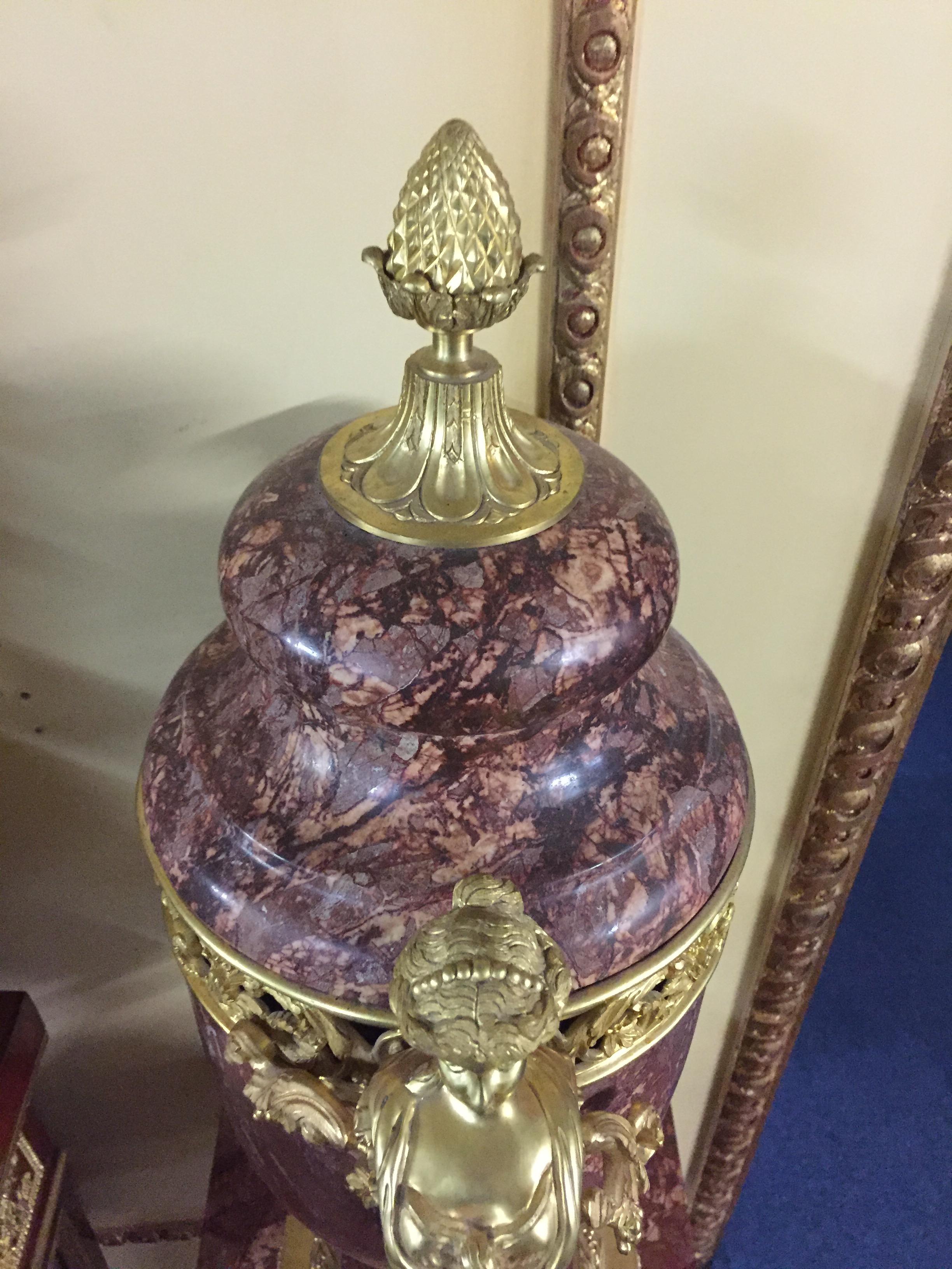 Prächtige Vase mit Deckel aus Marmor im Stil von Louis XVI Bronze im Angebot 8