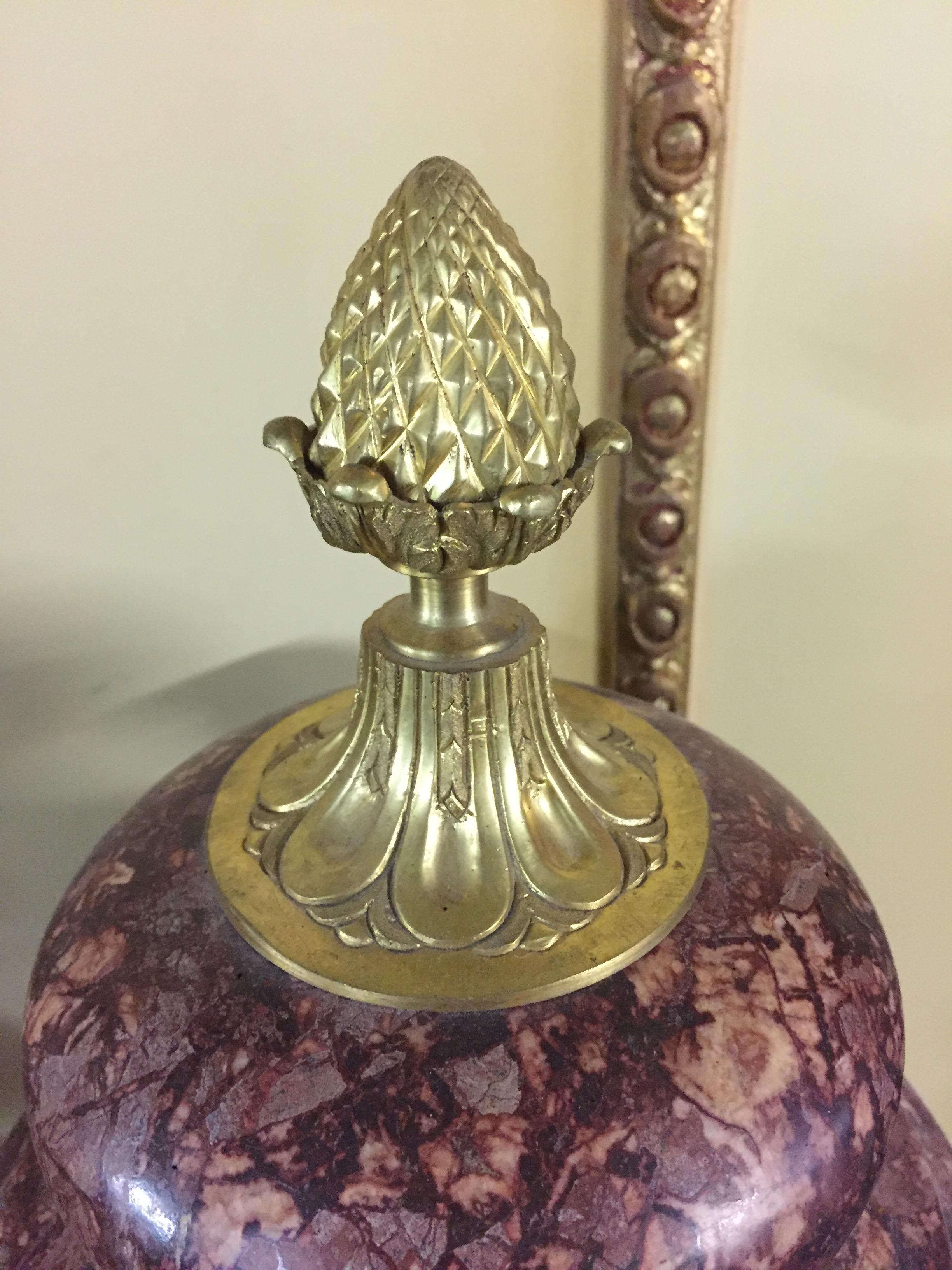 Prächtige Vase mit Deckel aus Marmor im Stil von Louis XVI Bronze im Angebot 10