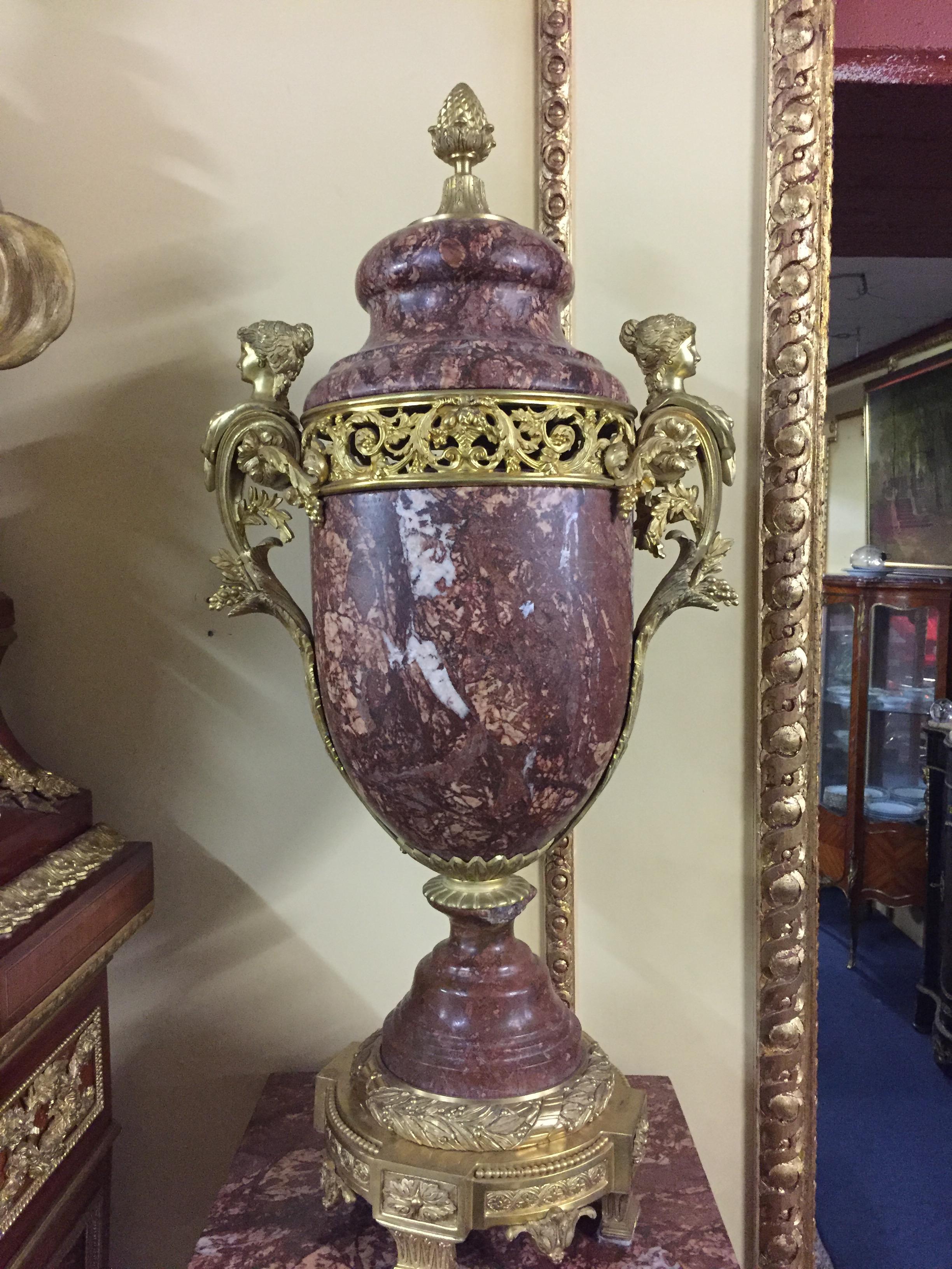 Prächtige Vase mit Deckel aus Marmor im Stil von Louis XVI Bronze (Louis XVI.) im Angebot