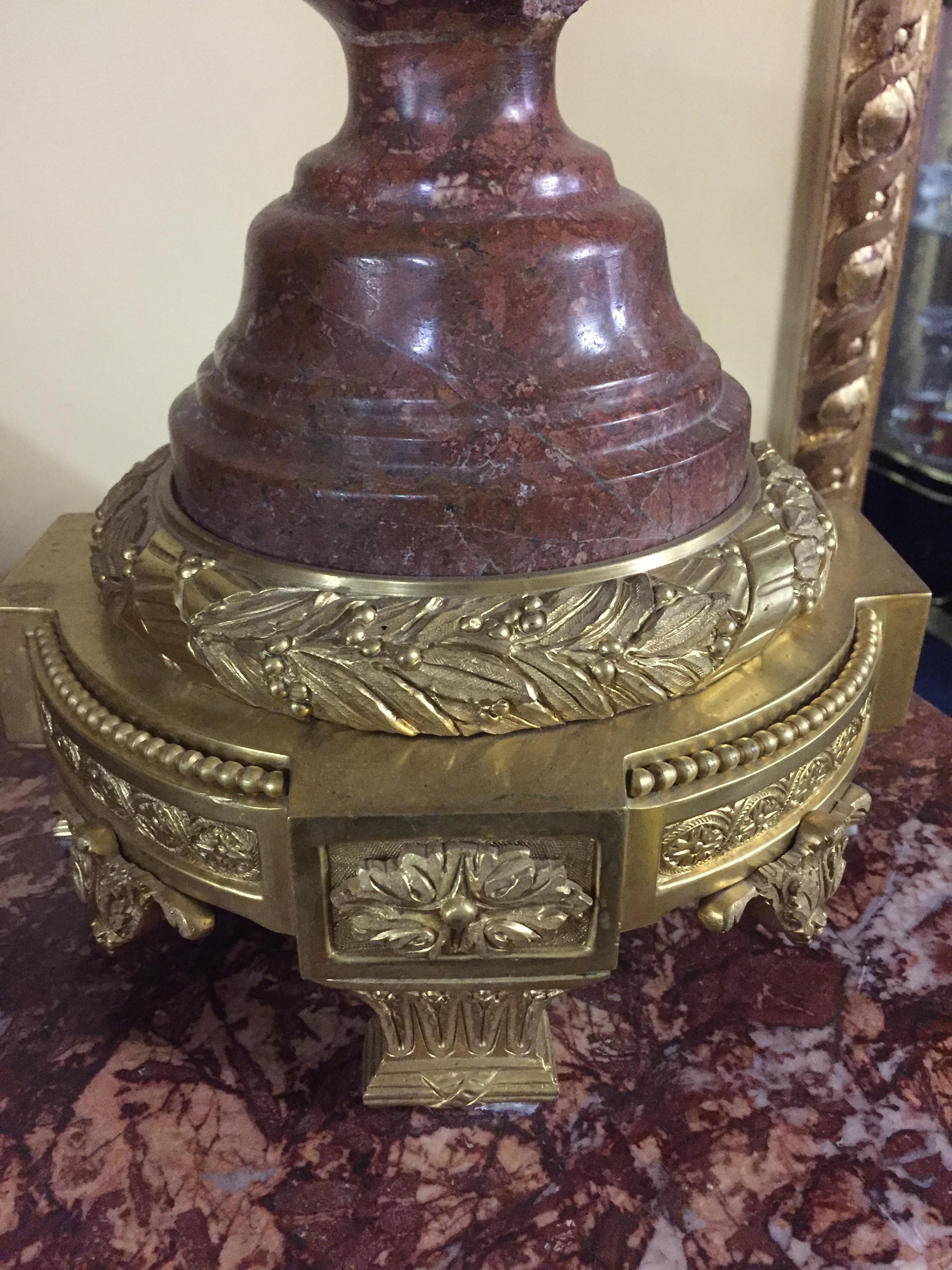 Prächtige Vase mit Deckel aus Marmor im Stil von Louis XVI Bronze (Französisch) im Angebot