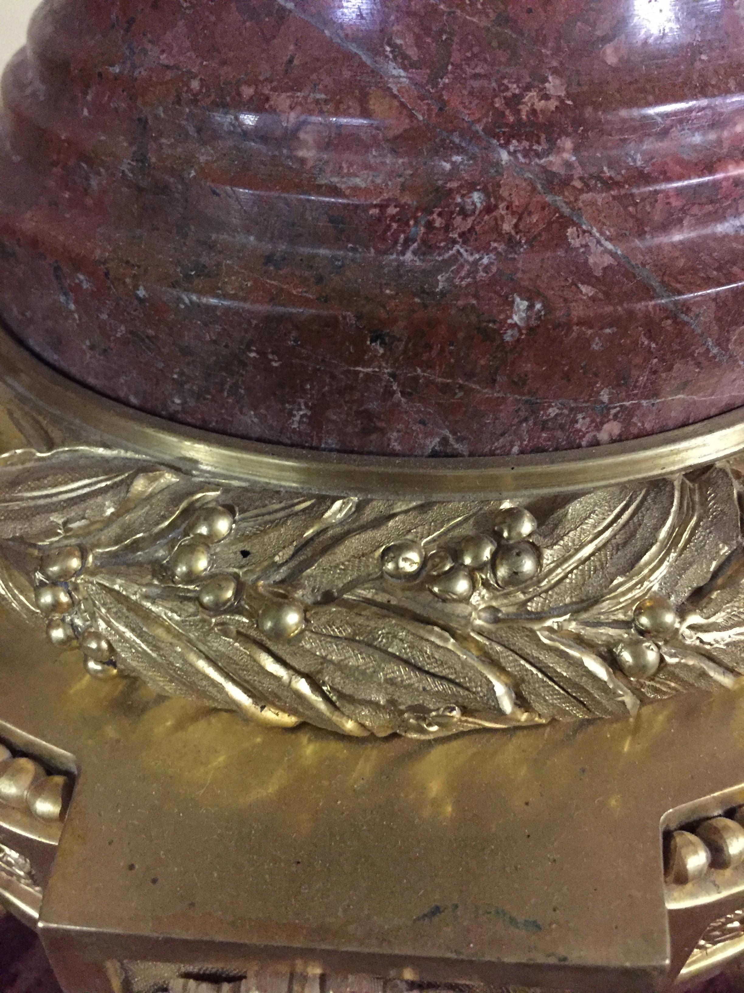 Prächtige Vase mit Deckel aus Marmor im Stil von Louis XVI Bronze im Zustand „Gut“ im Angebot in Berlin, DE