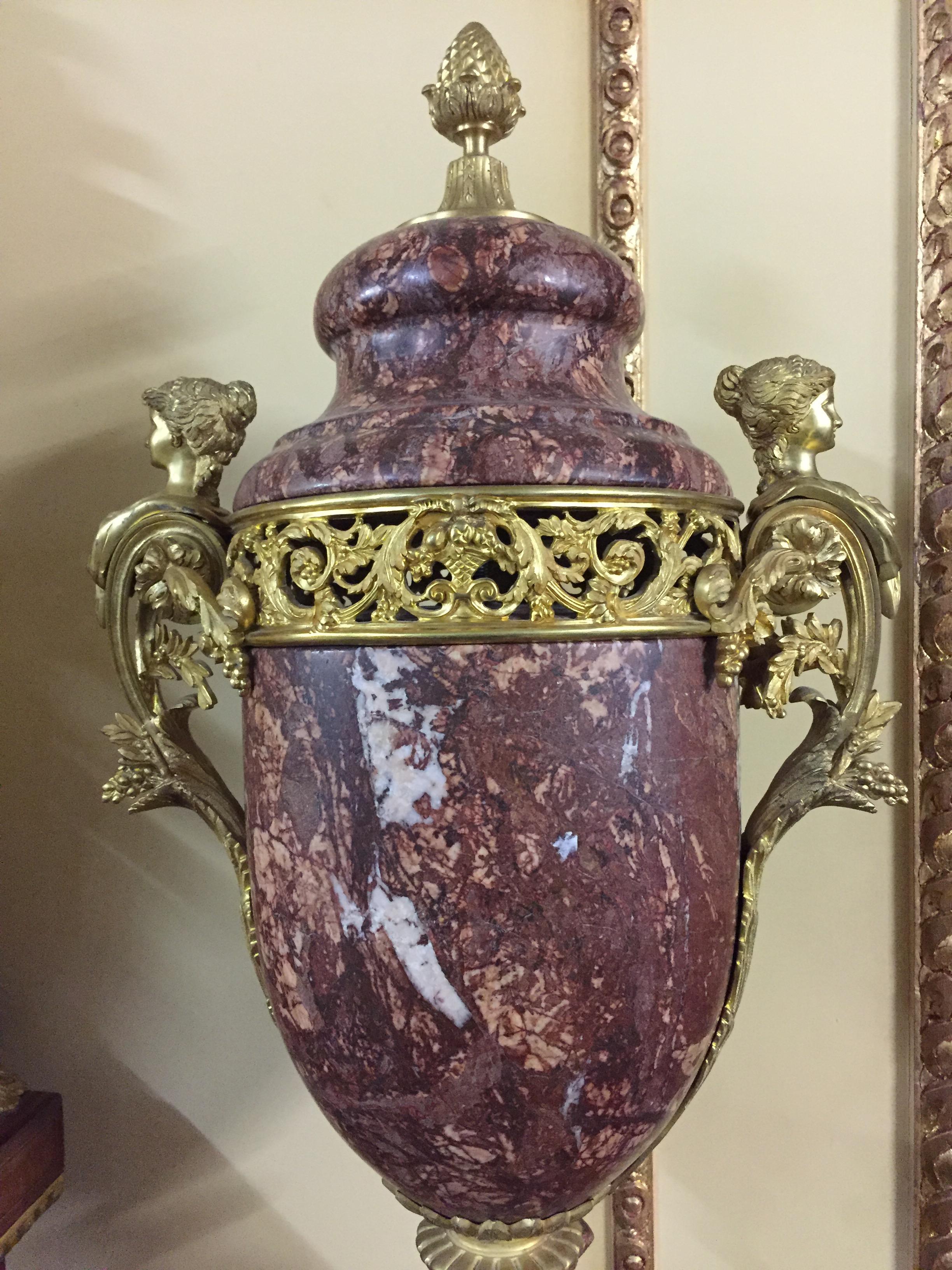 Prächtige Vase mit Deckel aus Marmor im Stil von Louis XVI Bronze (20. Jahrhundert) im Angebot