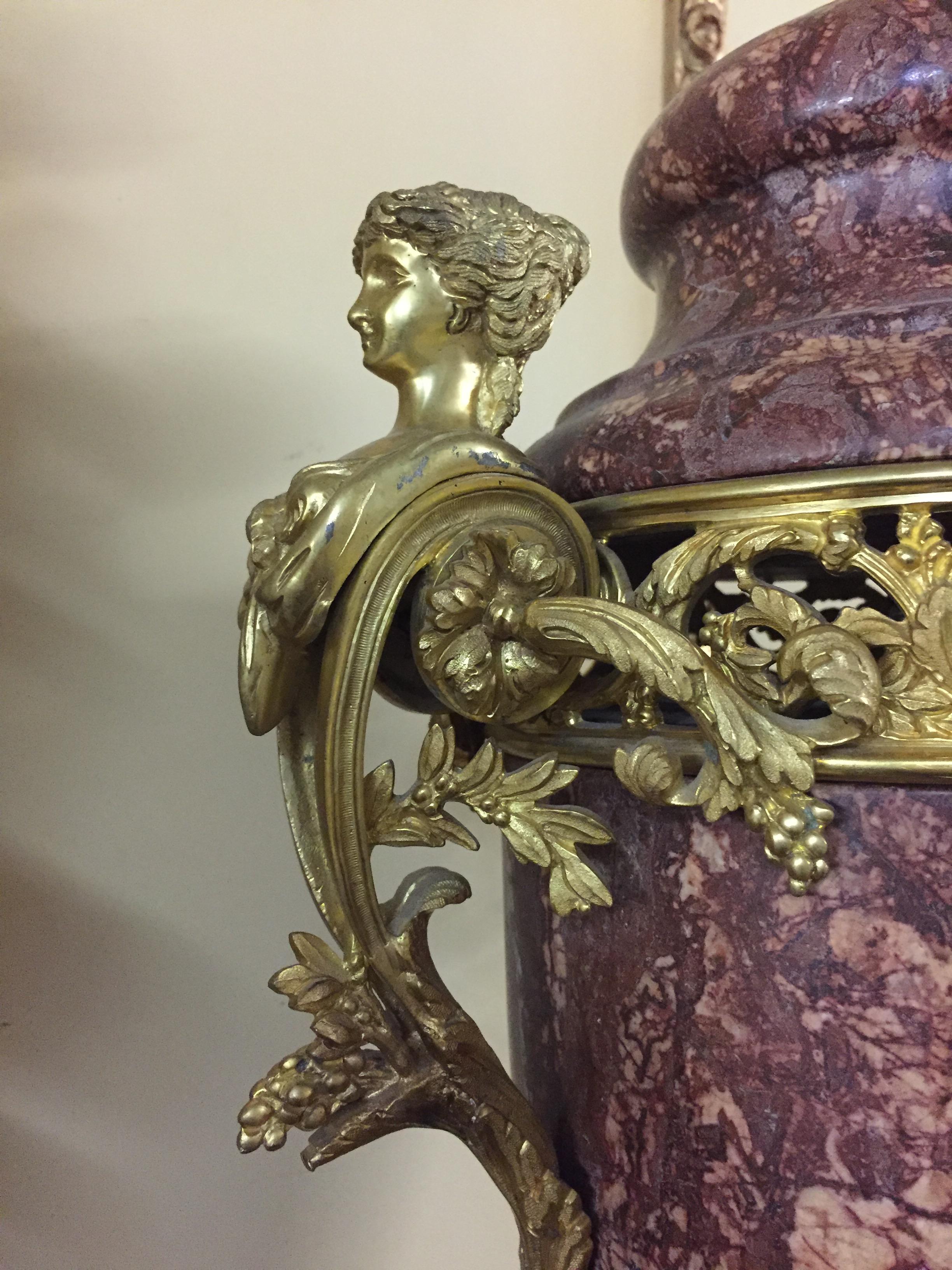 Prächtige Vase mit Deckel aus Marmor im Stil von Louis XVI Bronze im Angebot 1