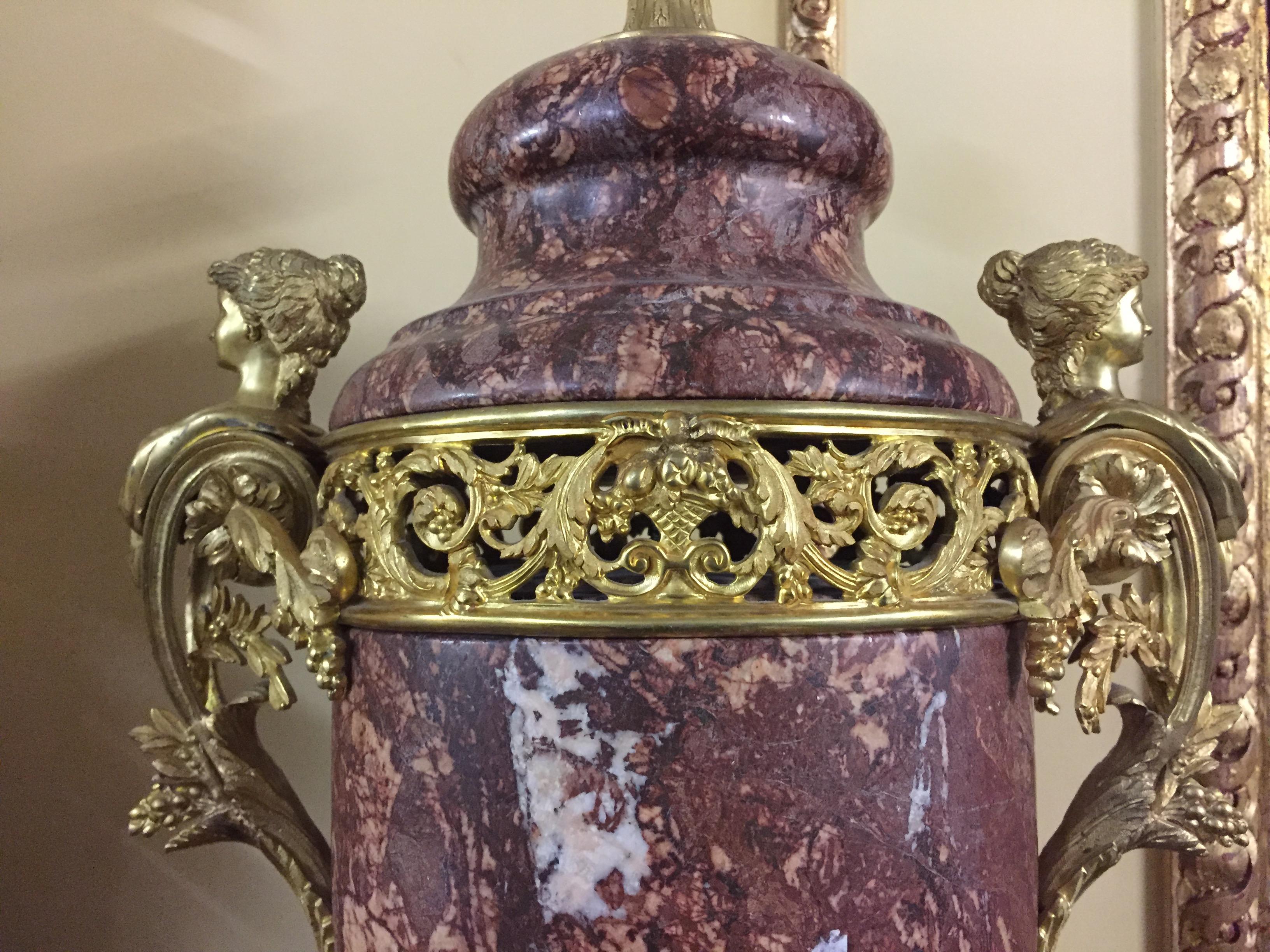 Prächtige Vase mit Deckel aus Marmor im Stil von Louis XVI Bronze im Angebot 2