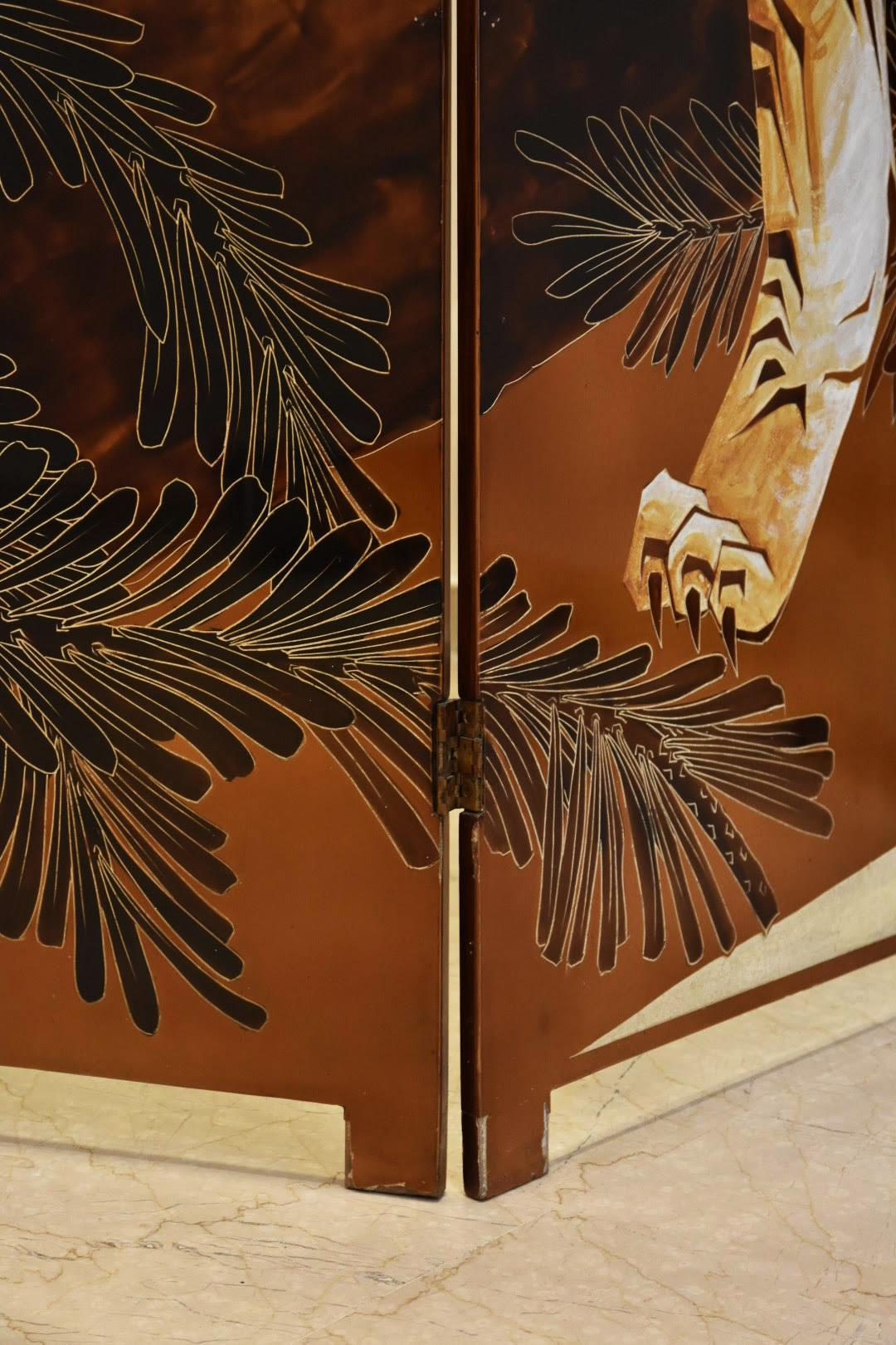Splendide paravent Louis Midavaine, vers 1925, à 3 vantaux articulés en bois laqué et bois laqué décoré d'un tigre du Bengale bondissant d'un cocotier renversé. Le sujet est traité en bas relief et incrusté de motifs teintés en blanc cassé, signé