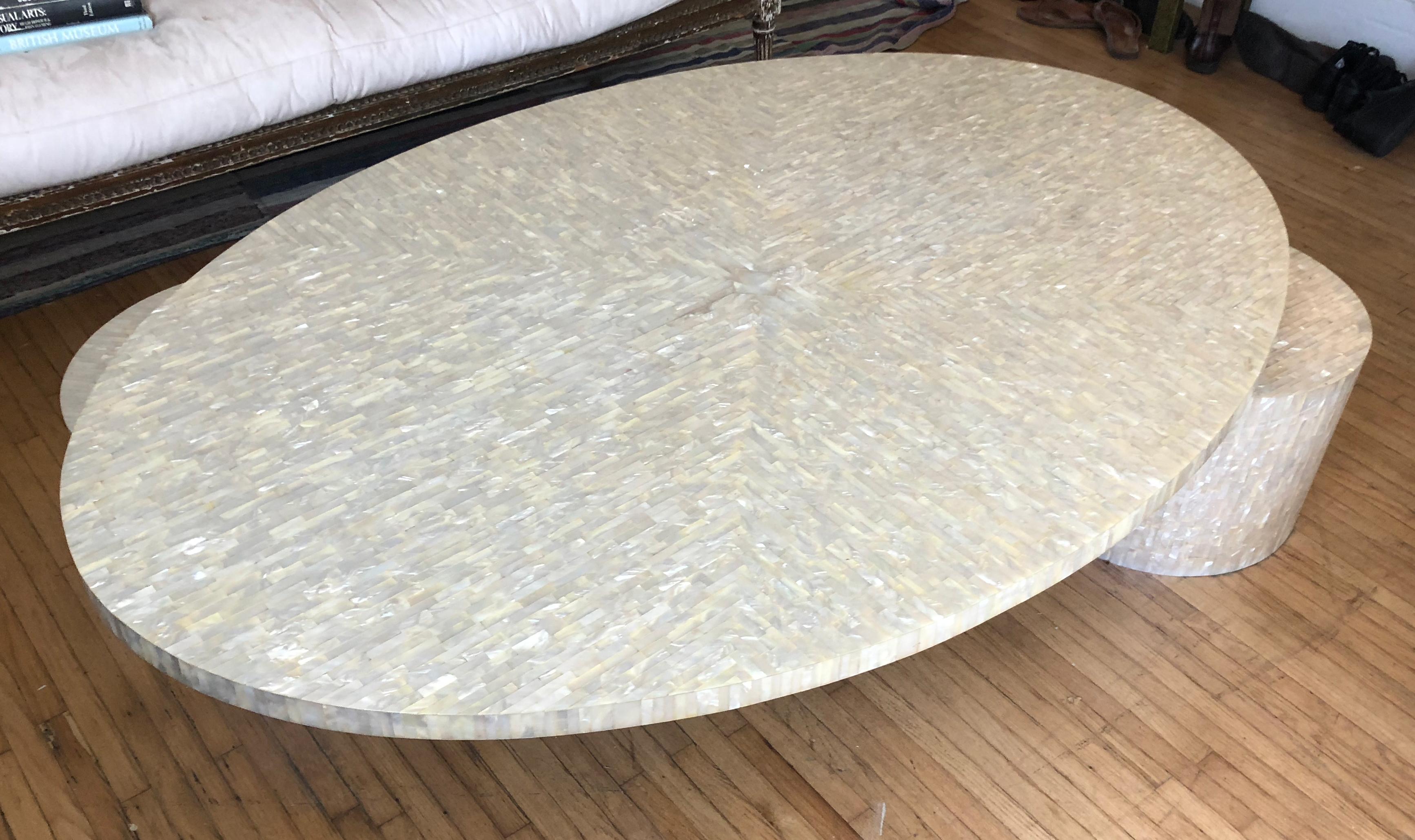 Splendid unique Memphis style mother of pearl coffee table For Sale 4