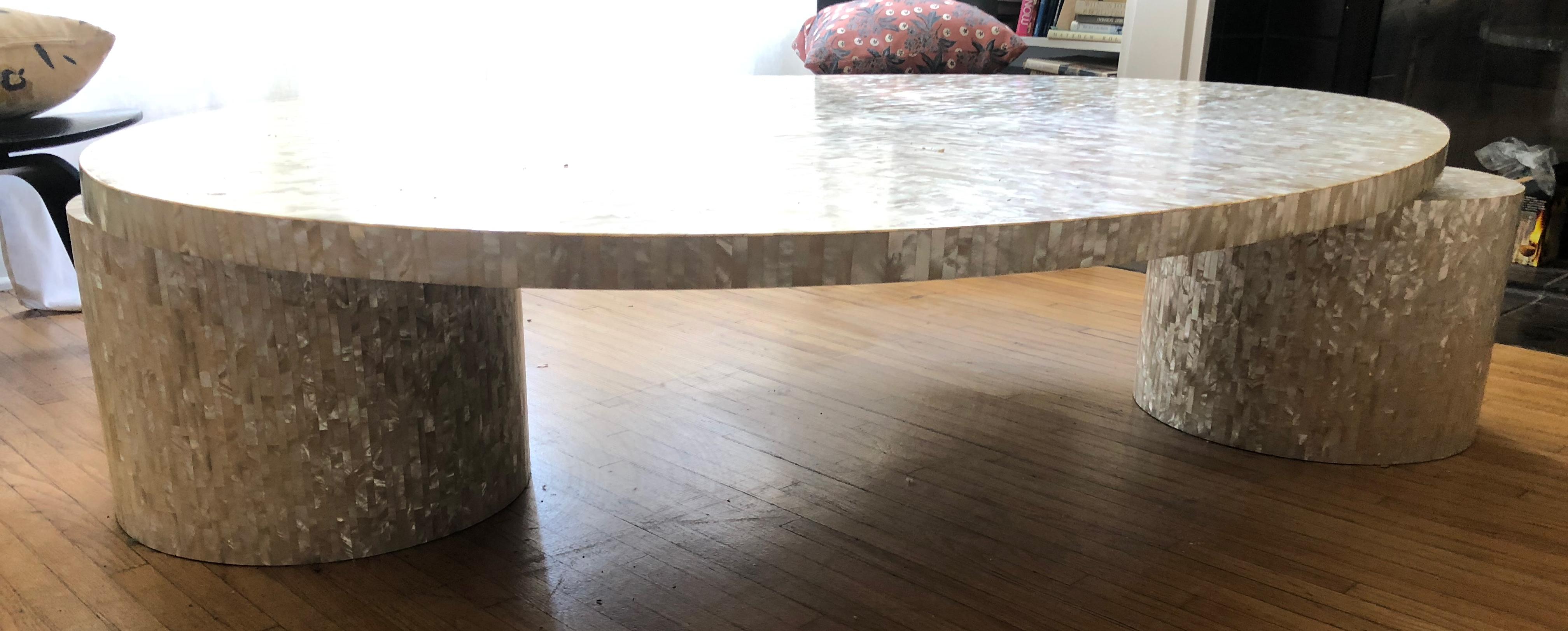 Splendid unique Memphis style mother of pearl coffee table In Excellent Condition For Sale In Culver City, CA