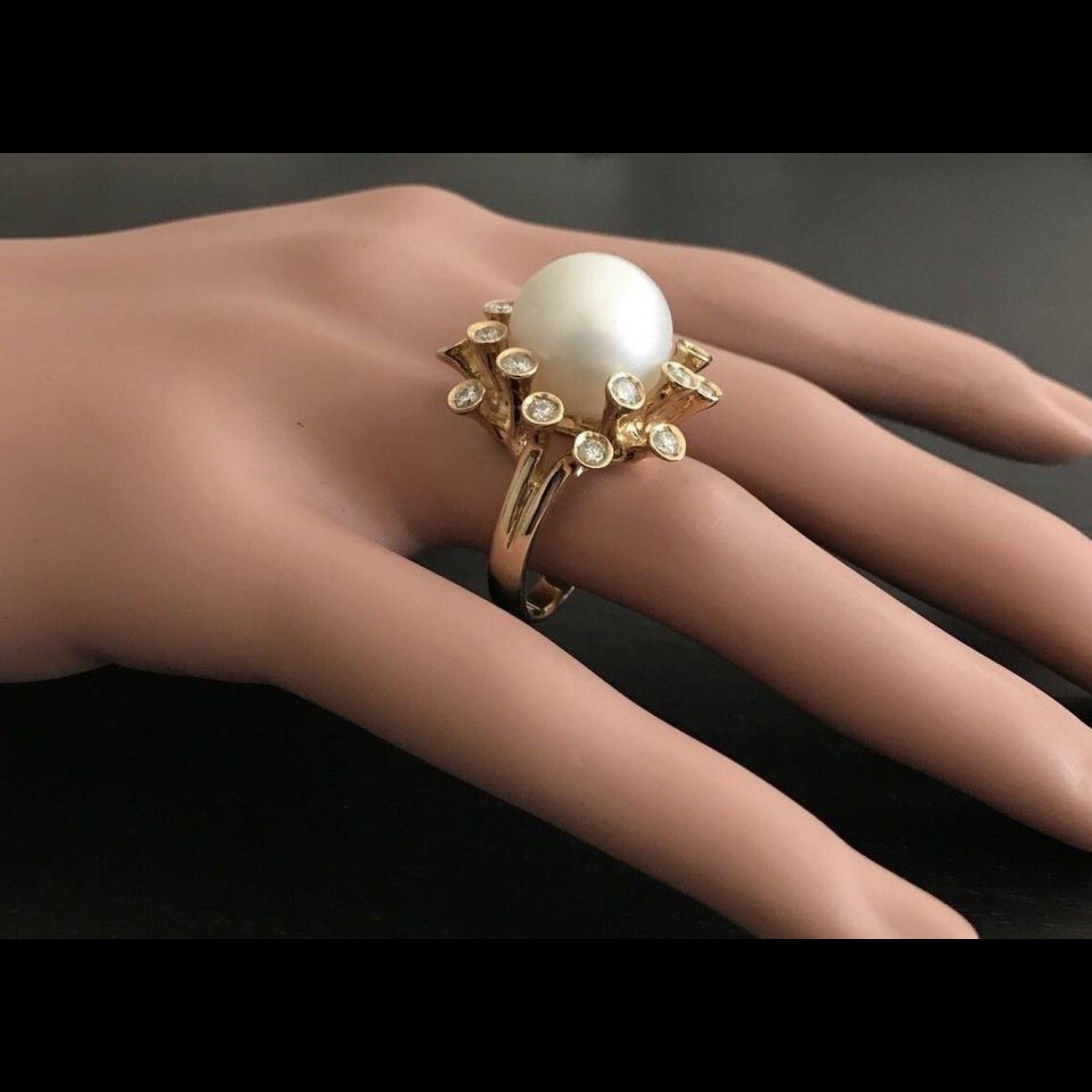 Women's Splendid Natural South Sea Pearl and Diamond 14 Karat Solid Yellow Gold Ring For Sale