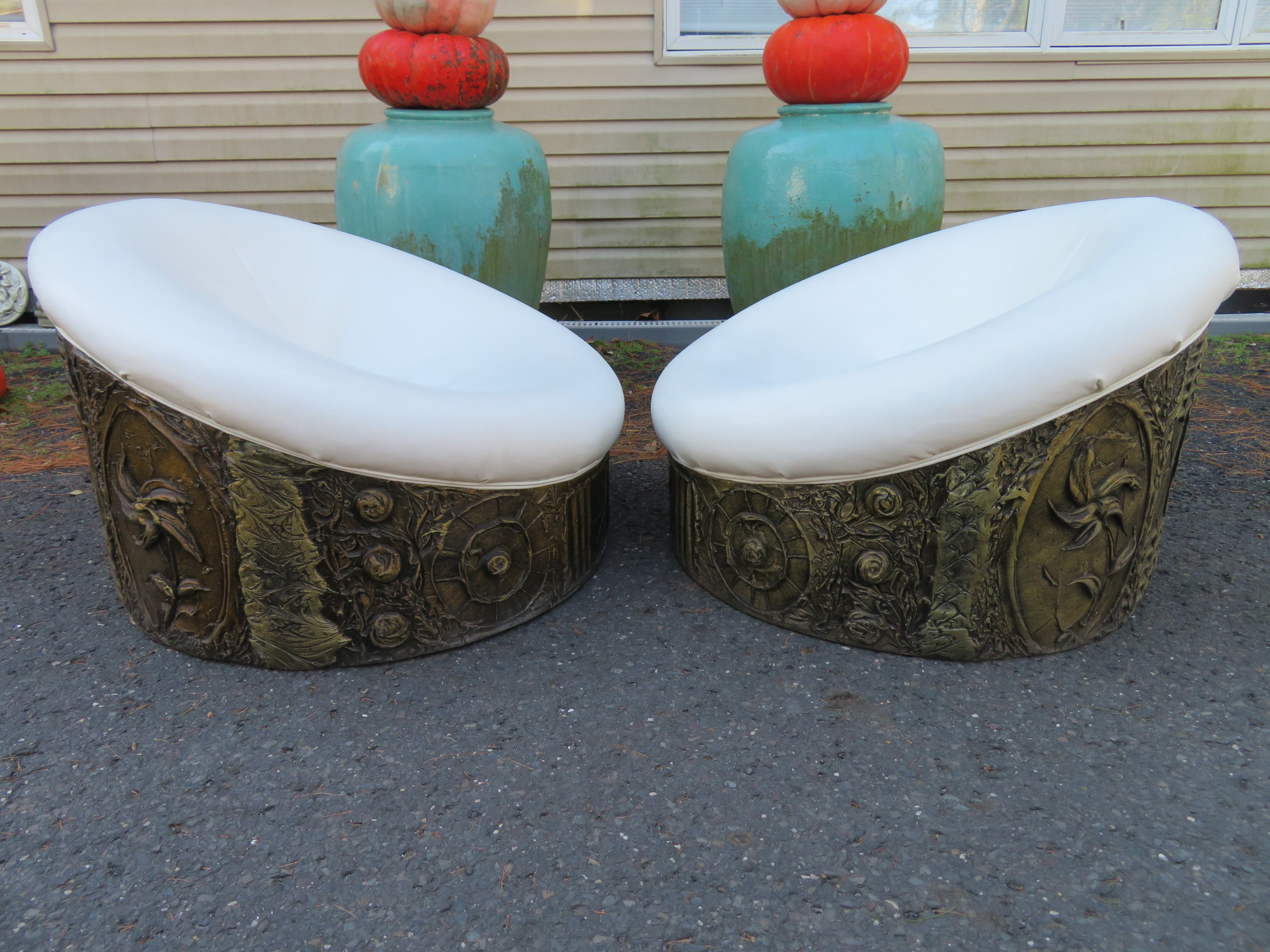 Paire étonnante de chaises longues Adrian Pearsall Brutalist pod. Les chaises ont un faux cuir blanc plutôt récent en bon état de propreté, circa 1970. Ils mesurent 23 