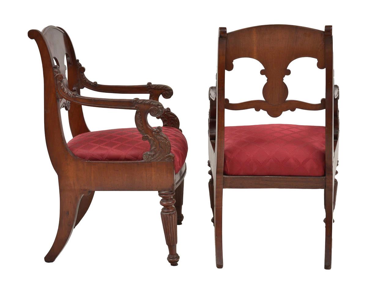 Sculpté à la main Magnifique paire de fauteuils Empire russe du XIXe siècle en vente