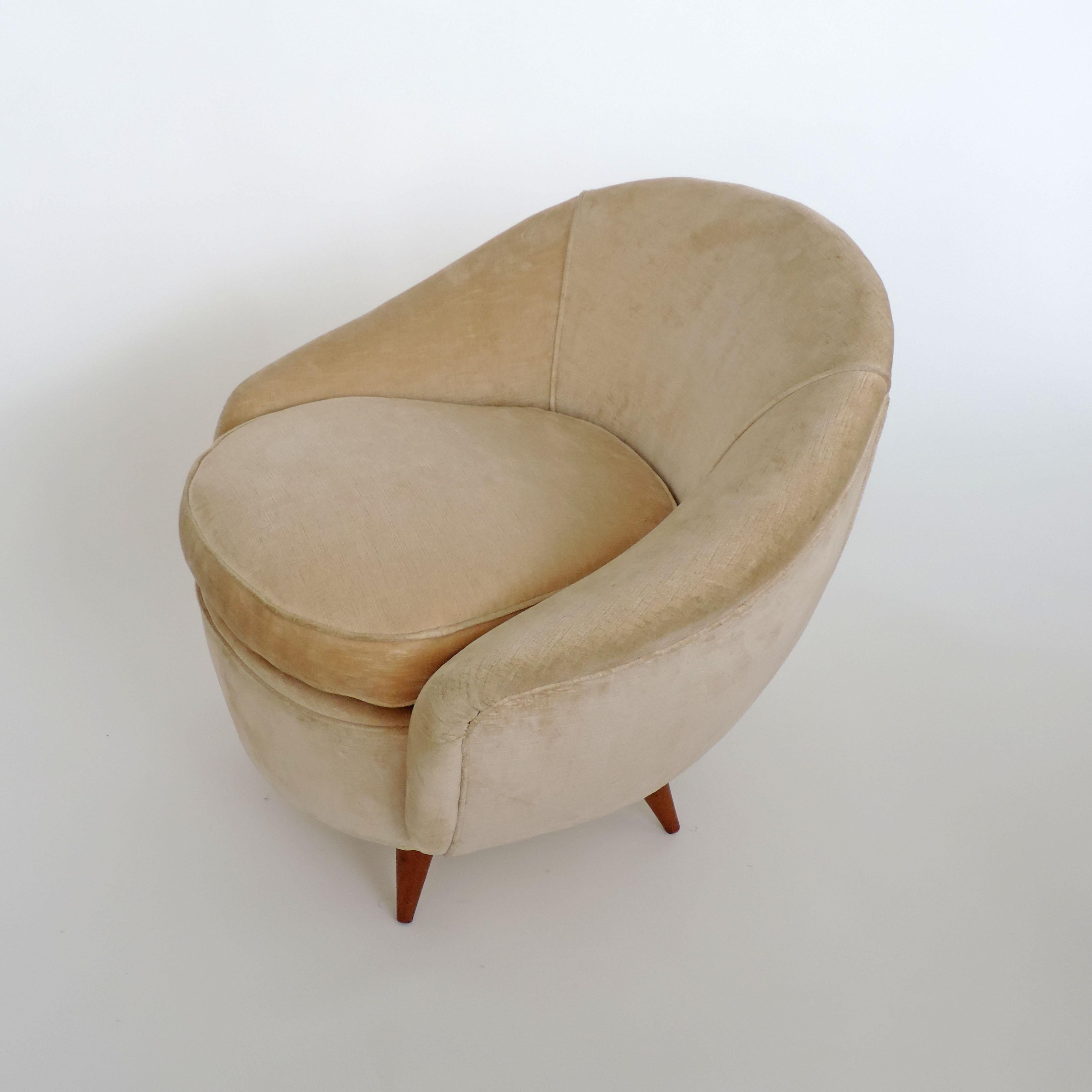 Splendid Pair of Italian 1940s Lounge Chairs 3
