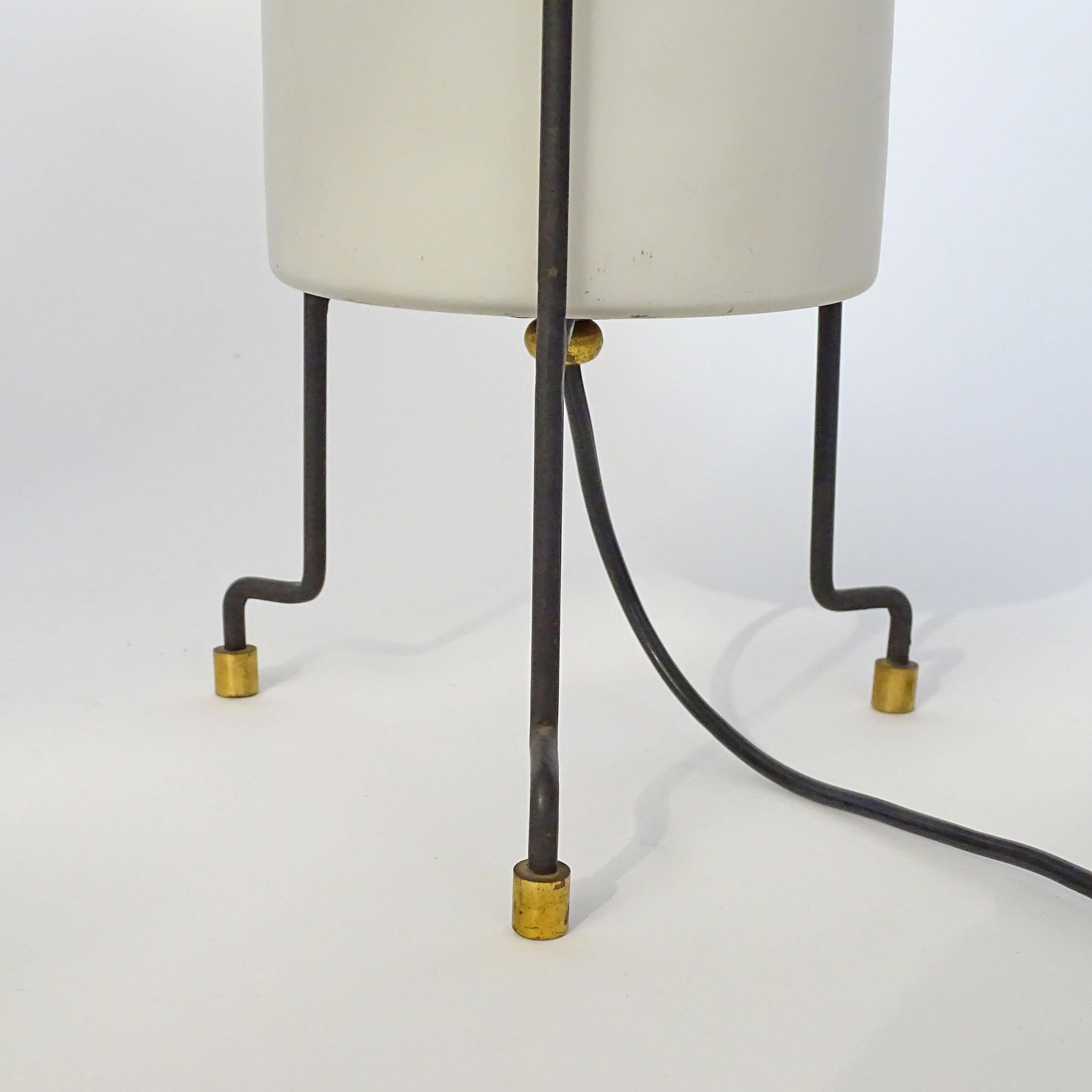 Splendid pair of Italian 1950s minimalistic table lamps. In Good Condition For Sale In Milan, IT