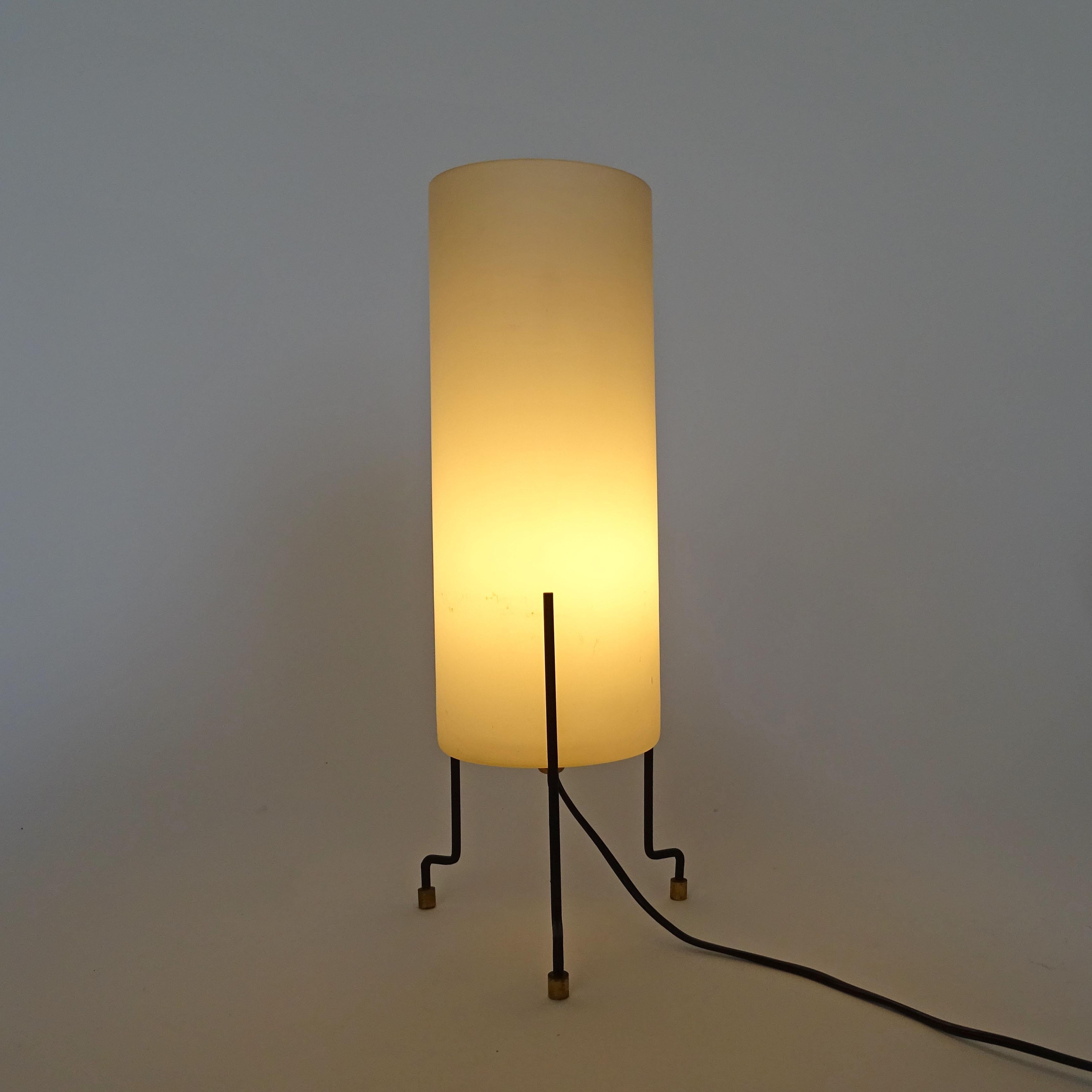 Splendid pair of Italian 1950s minimalistic table lamps. For Sale 2