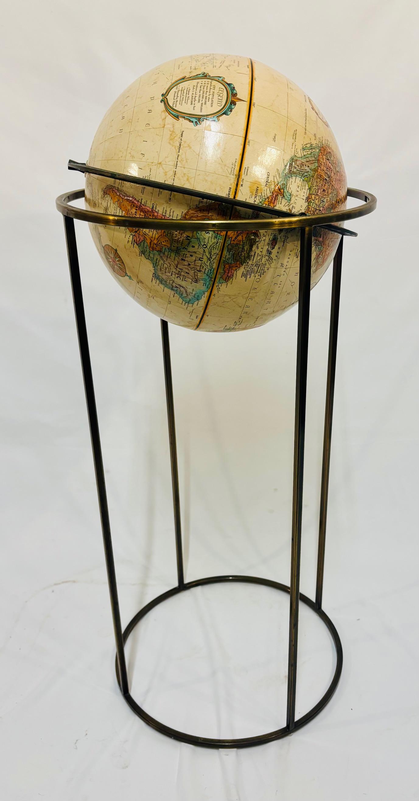 Ce magnifique globe de Paul McCobb est un exemple remarquable de la qualité du design de la société Repogle Globe dans les années 1970. 

L'éthique de McCobb en matière de design mettait l'accent sur l'aspect pratique avec une élégance discrète. 