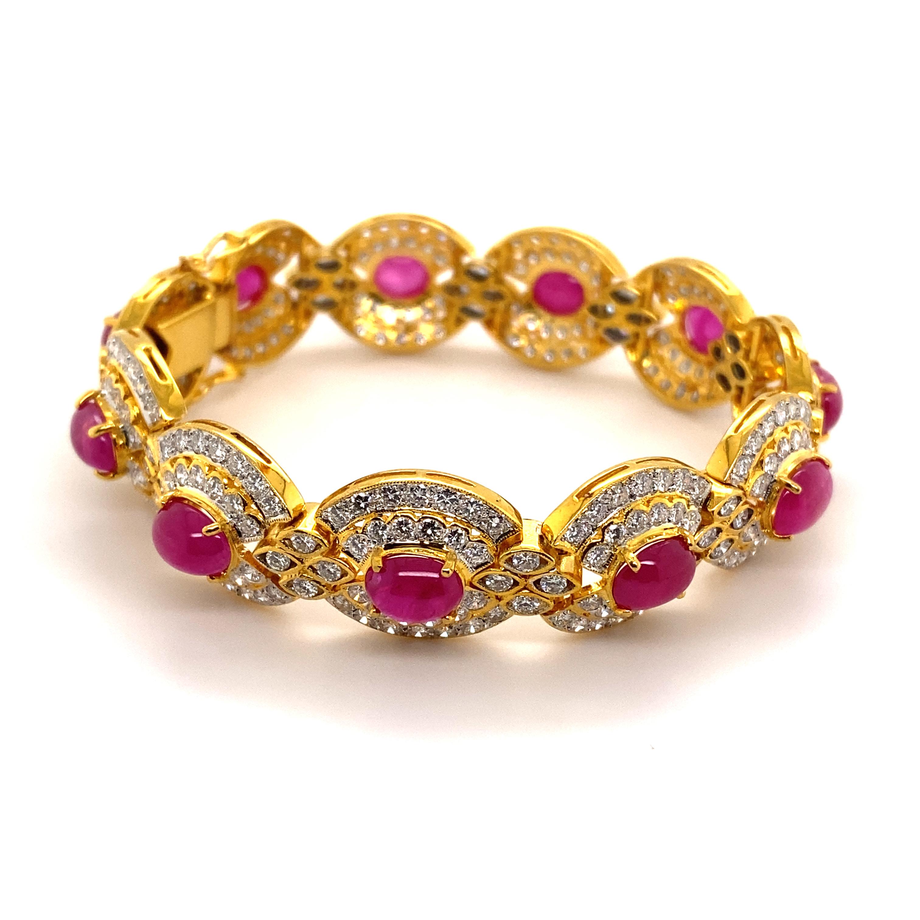 This magnificent bracelet is set with 11 oval-shaped ruby cabochons with a total weight of approximately 16.50 carats. The rubies are surrounded by a sparkling double-row entourage set with a total of 350 brilliant-cut diamonds of G/H colour and vs