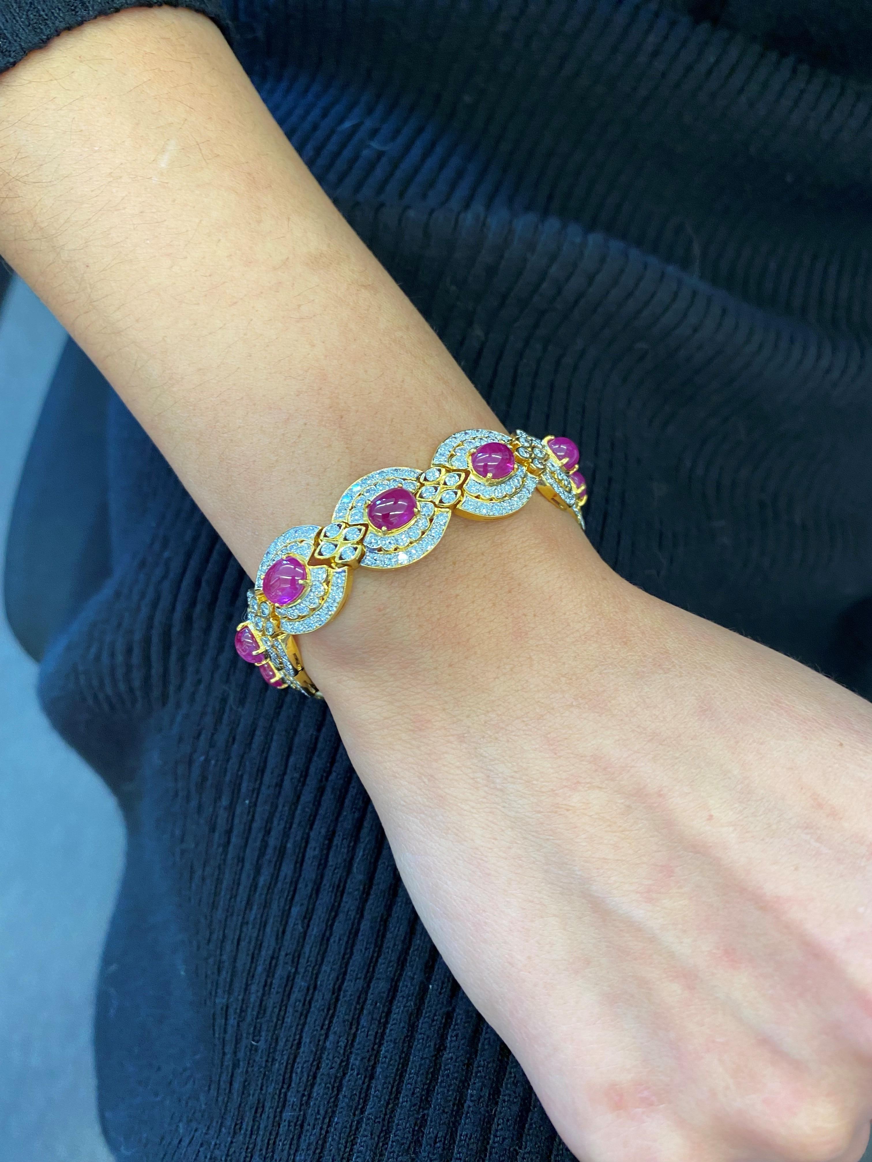 Splendid Ruby and Diamond Bracelet in 18 Karat Yellow Gold In Excellent Condition In Lucerne, CH