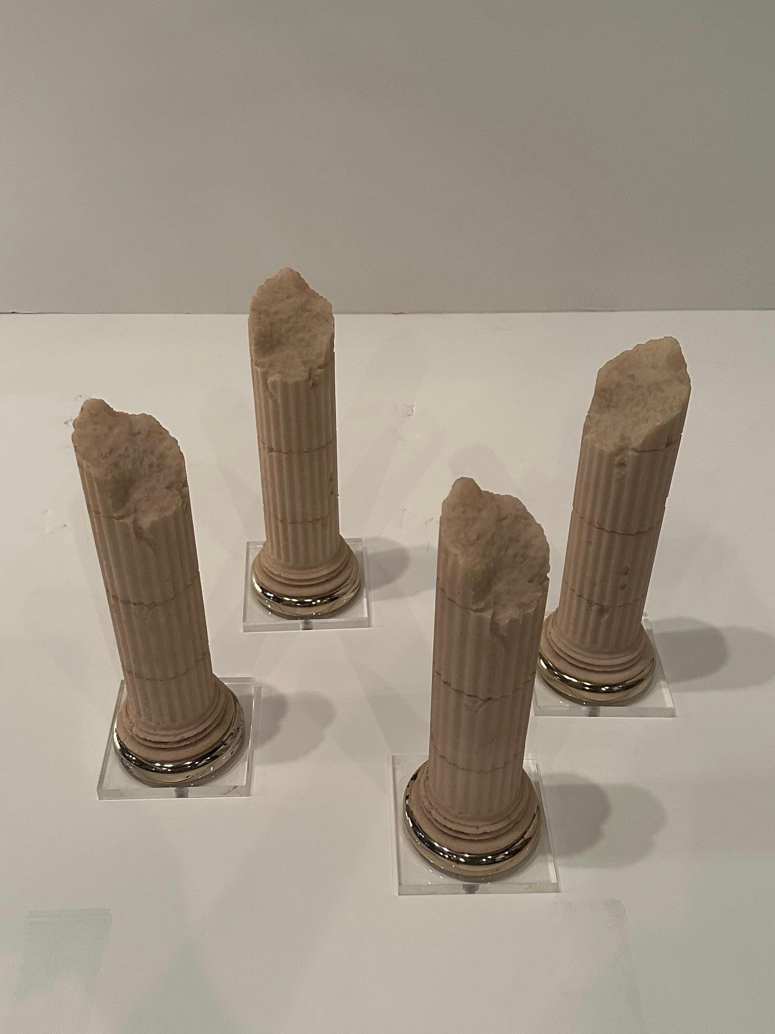 Prächtiger Satz von 4 Miniatur-Säulen aus Steinguss im Grand-Tour-Stil Skulpturen (amerikanisch) im Angebot