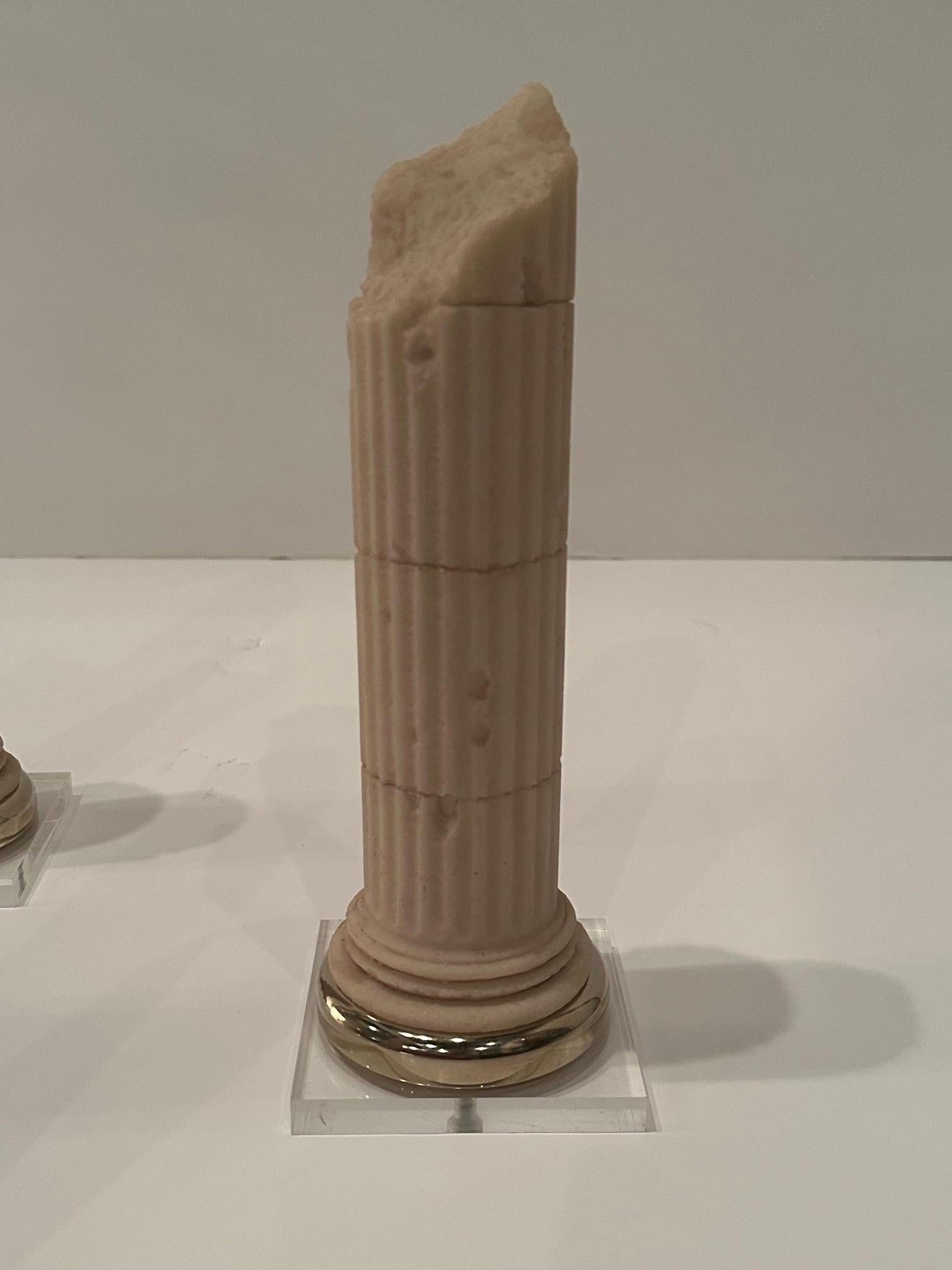 Prächtiger Satz von 4 Miniatur-Säulen aus Steinguss im Grand-Tour-Stil Skulpturen im Zustand „Gut“ im Angebot in Hopewell, NJ