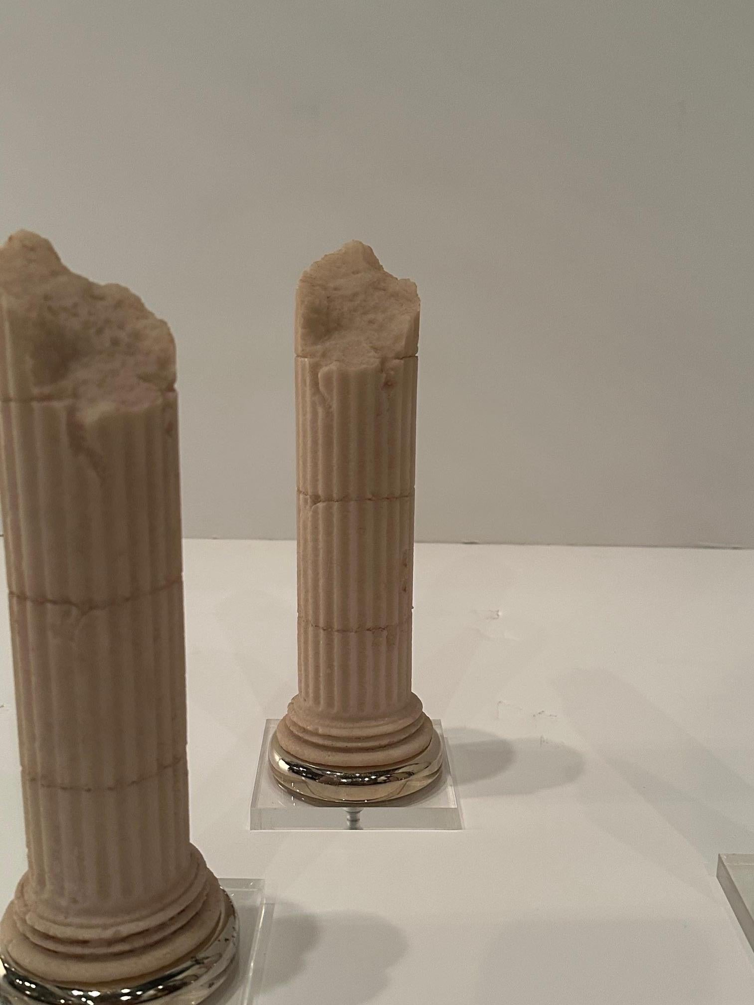 Prächtiger Satz von 4 Miniatur-Säulen aus Steinguss im Grand-Tour-Stil Skulpturen (Ende des 20. Jahrhunderts) im Angebot