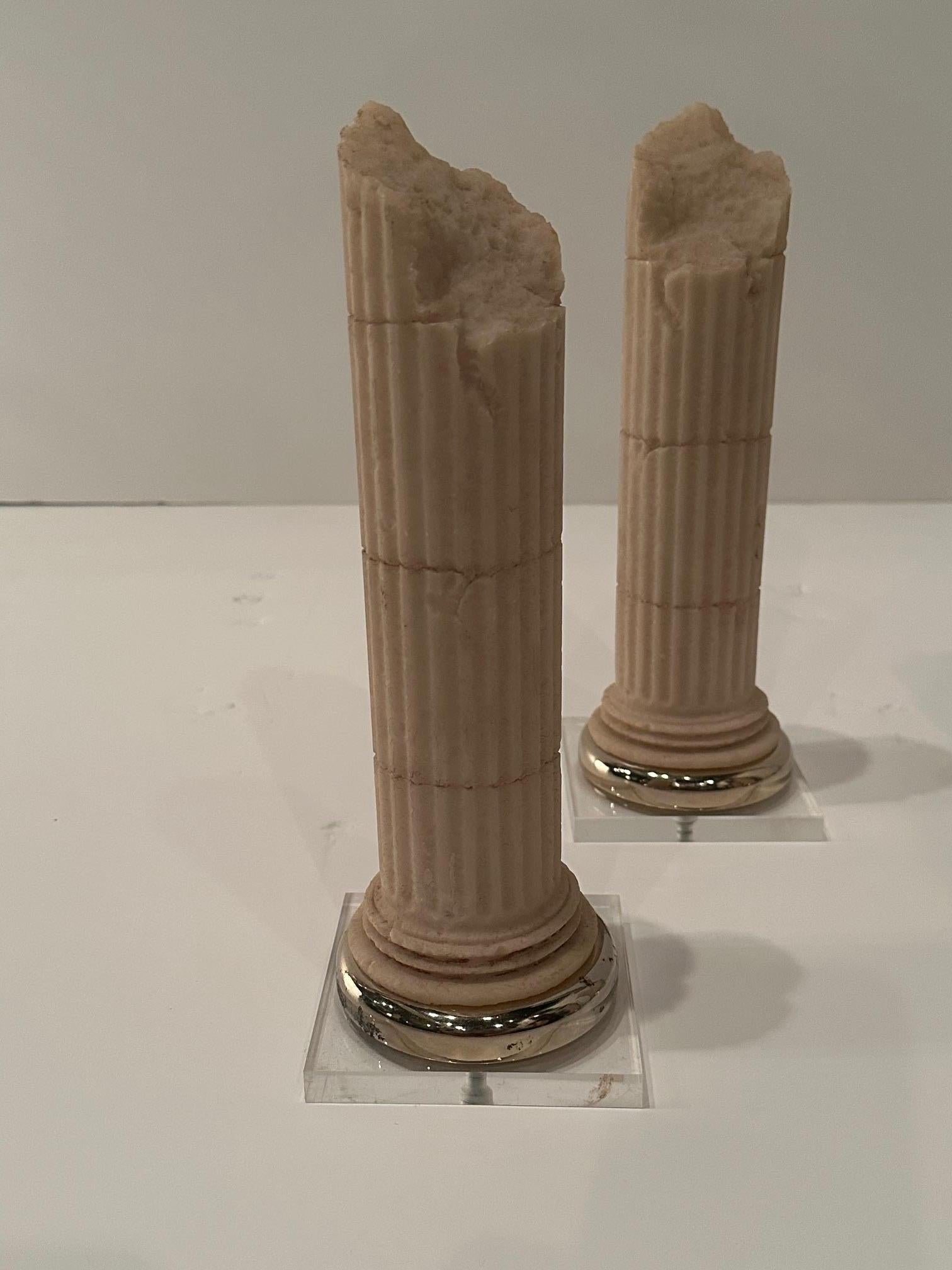 Prächtiger Satz von 4 Miniatur-Säulen aus Steinguss im Grand-Tour-Stil Skulpturen (Lucite) im Angebot