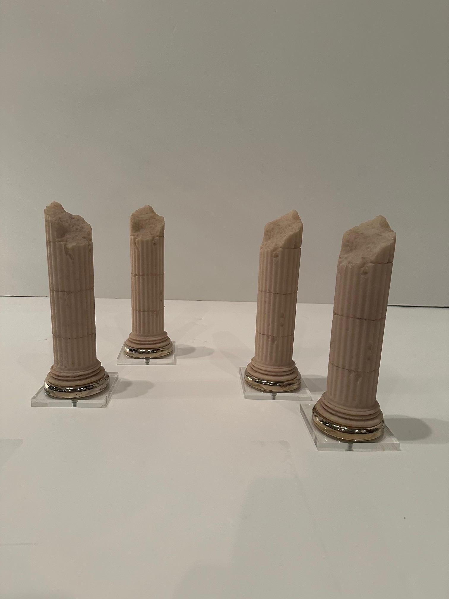 Prächtiger Satz von 4 Miniatur-Säulen aus Steinguss im Grand-Tour-Stil Skulpturen im Angebot 1