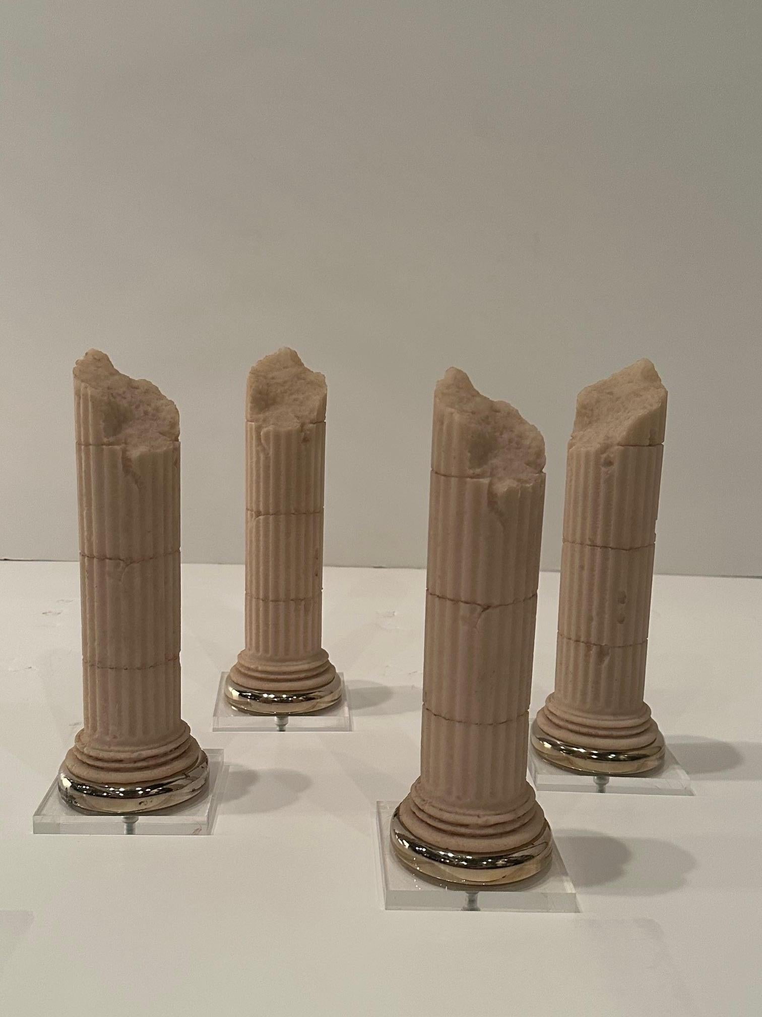 Prächtiger Satz von 4 Miniatur-Säulen aus Steinguss im Grand-Tour-Stil Skulpturen im Angebot 2