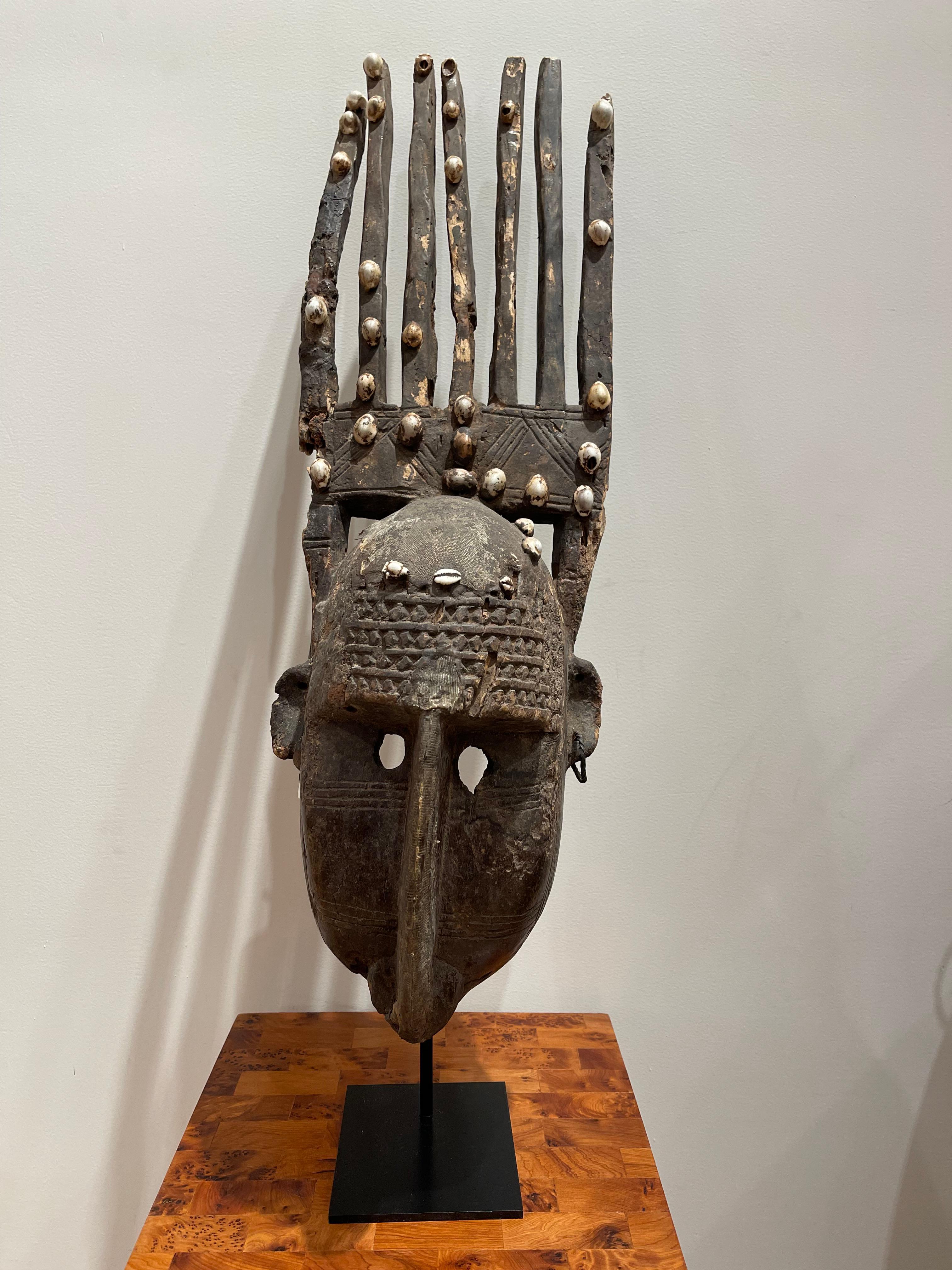 Le masque Ntomo est utilisé lors des rituels d'initiation en Afrique de l'Ouest. Il est reconnaissable à ses cornes, dont le nombre varie de trois à huit. Les Bamana, également connus sous le nom de Bambara, vivent au Mali, en Guinée et en Côte