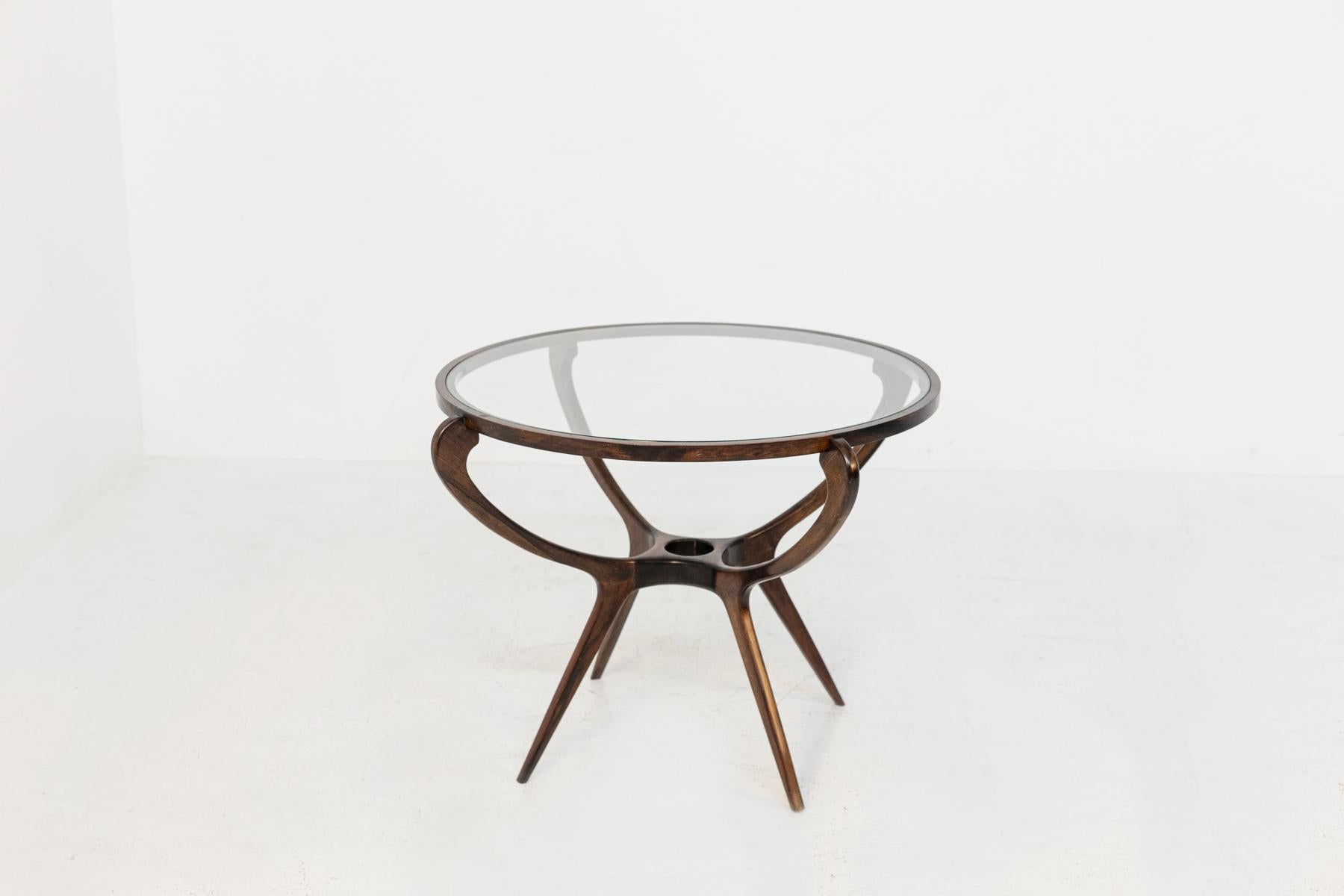 Gorgeous wooden side table designed by Giuseppe Scapinelli in the 1960s, fine Italian craftsmanship.
The coffee table has a geometric structure completely made of fine wood, supported by 4 straight legs that widen slightly, while the base of the
