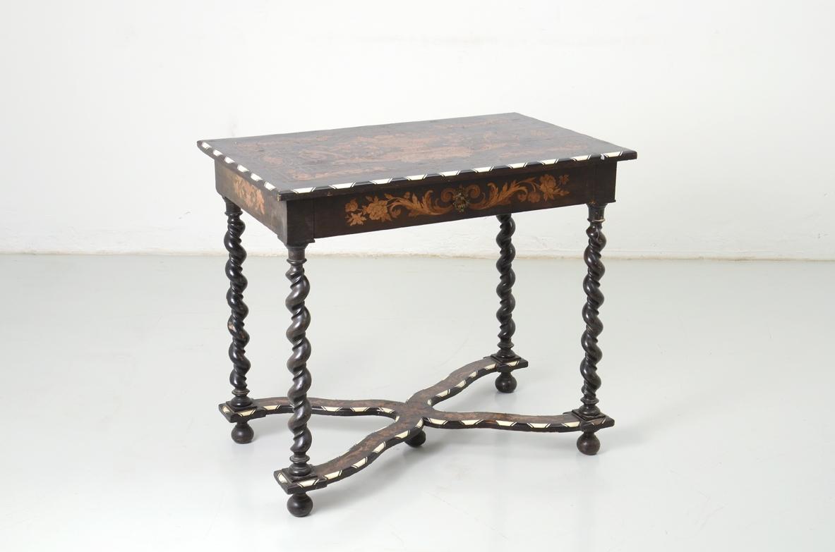 Splendid side table with beautiful inlays in different woods 19th century In Excellent Condition For Sale In Milano, IT