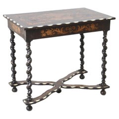 Magnifique table d'appoint avec de belles incrustations dans différents bois 19ème siècle