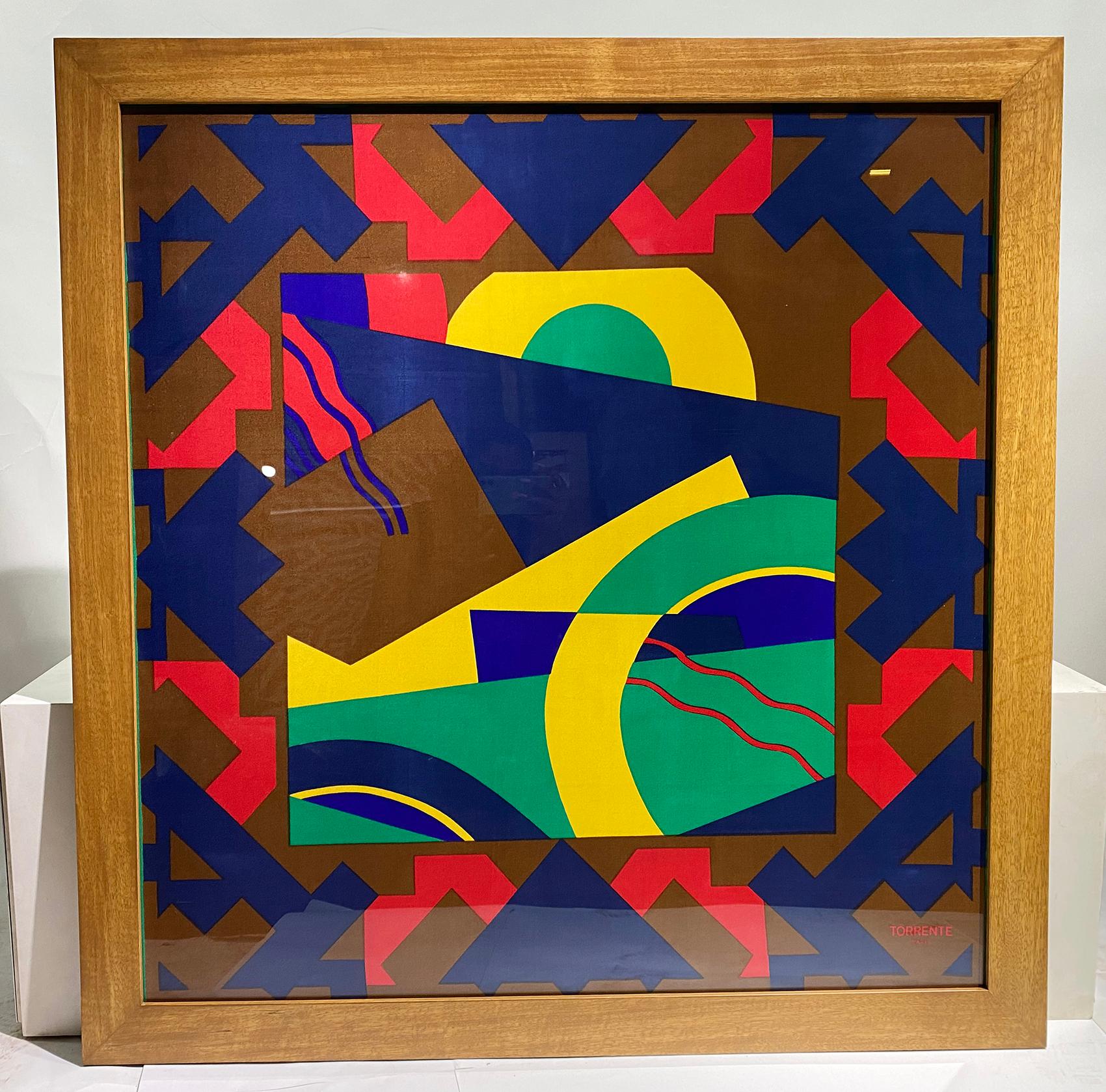 Rare, écharpe en soie TORRENTE-PARIS encadrée, avec des formes géométriques colorées, en rouge, bleu, jaune et vert sur un fond marron.
Dans un cadre en bois.
Ayant une signature 