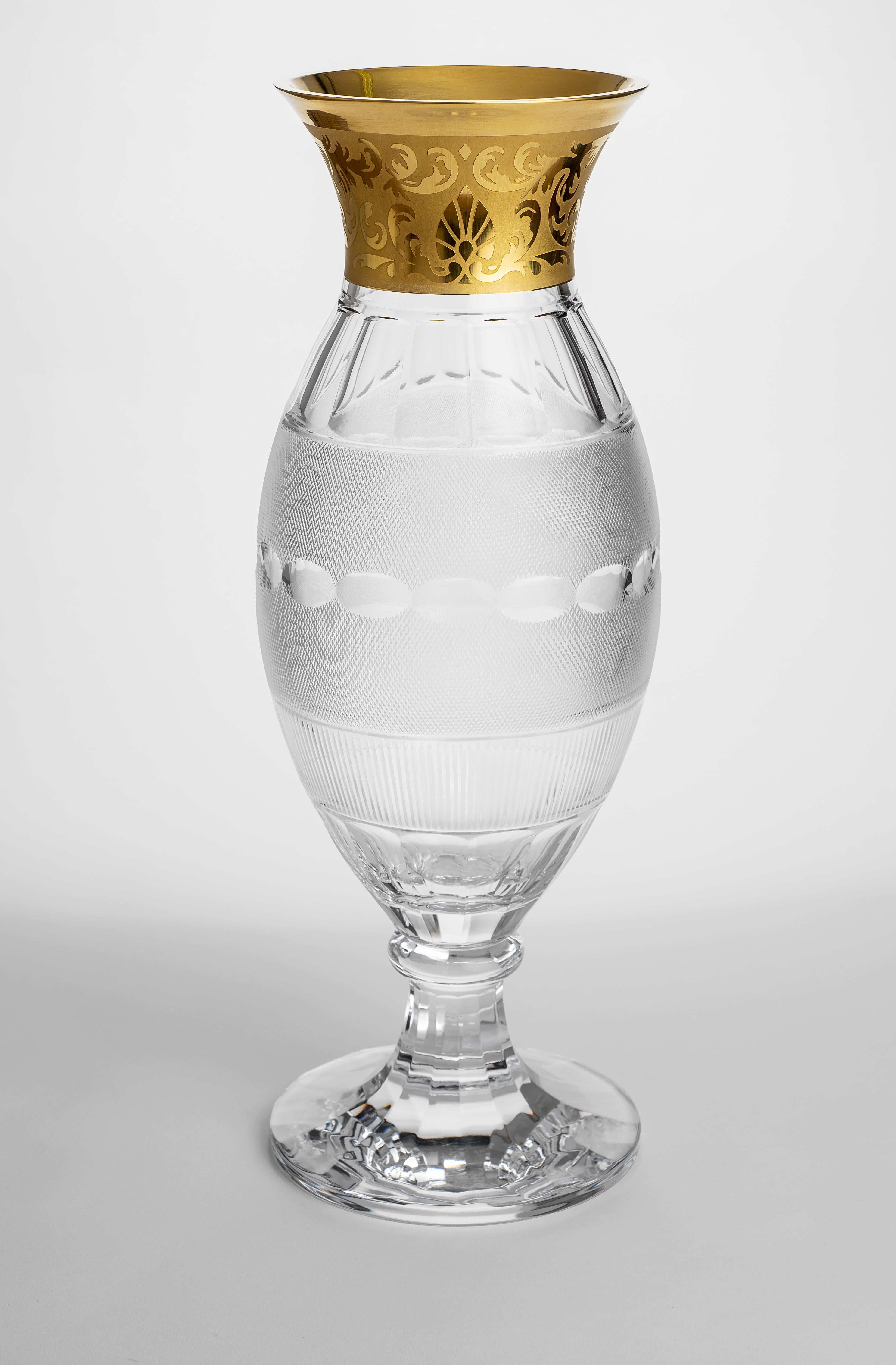 Leo Moser and his glassmakers in 1911 created a formal drinking collection that continues to shine at
royal banquets and light up the tables at all kinds of celebratory occasions. Measures: 18.7 inch
Splendid holds the attention with its