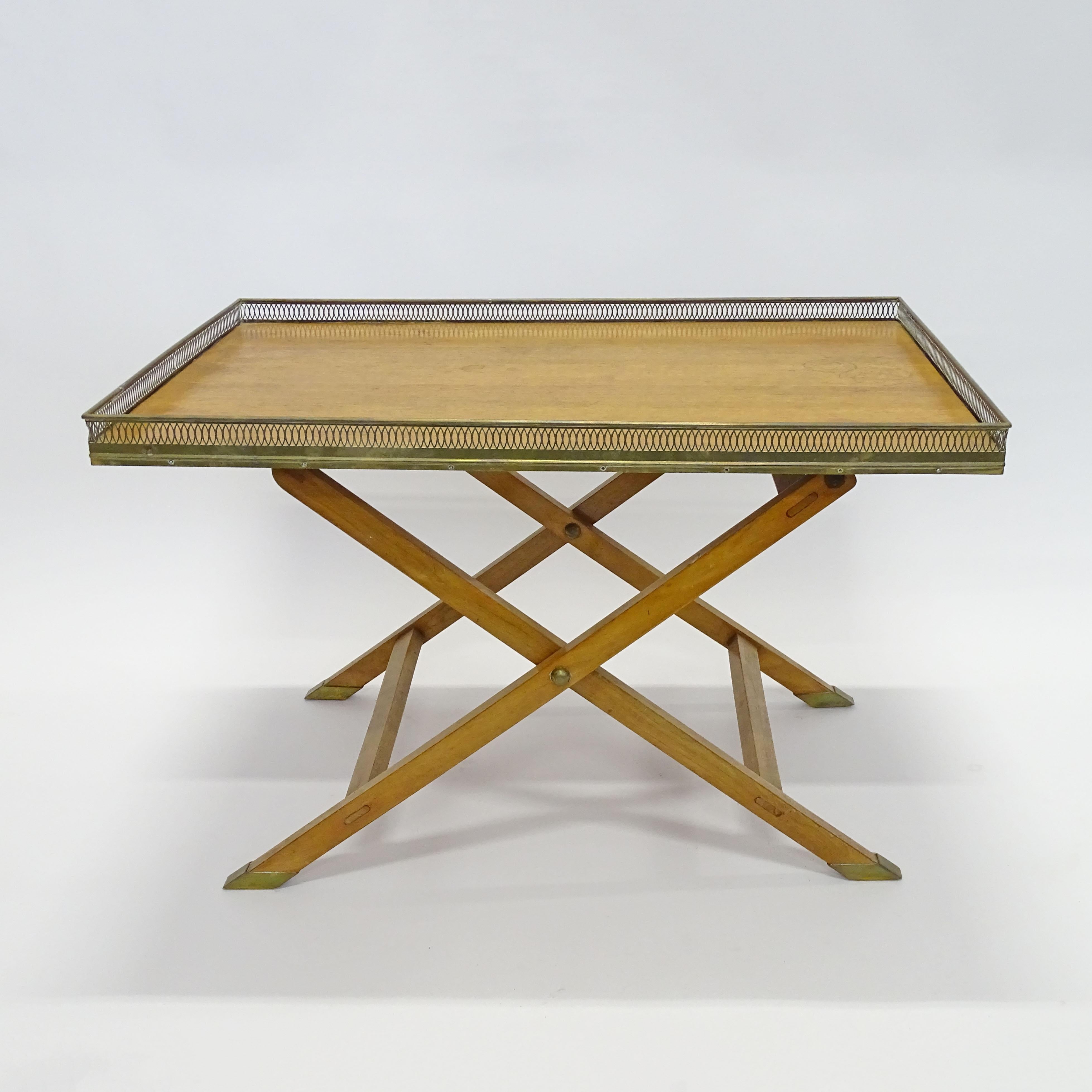 Splendid Wood and brass folding coffee table, very similar to the table 'BORD FLAMMES' by Maria Pergay.
Italy 1950s.