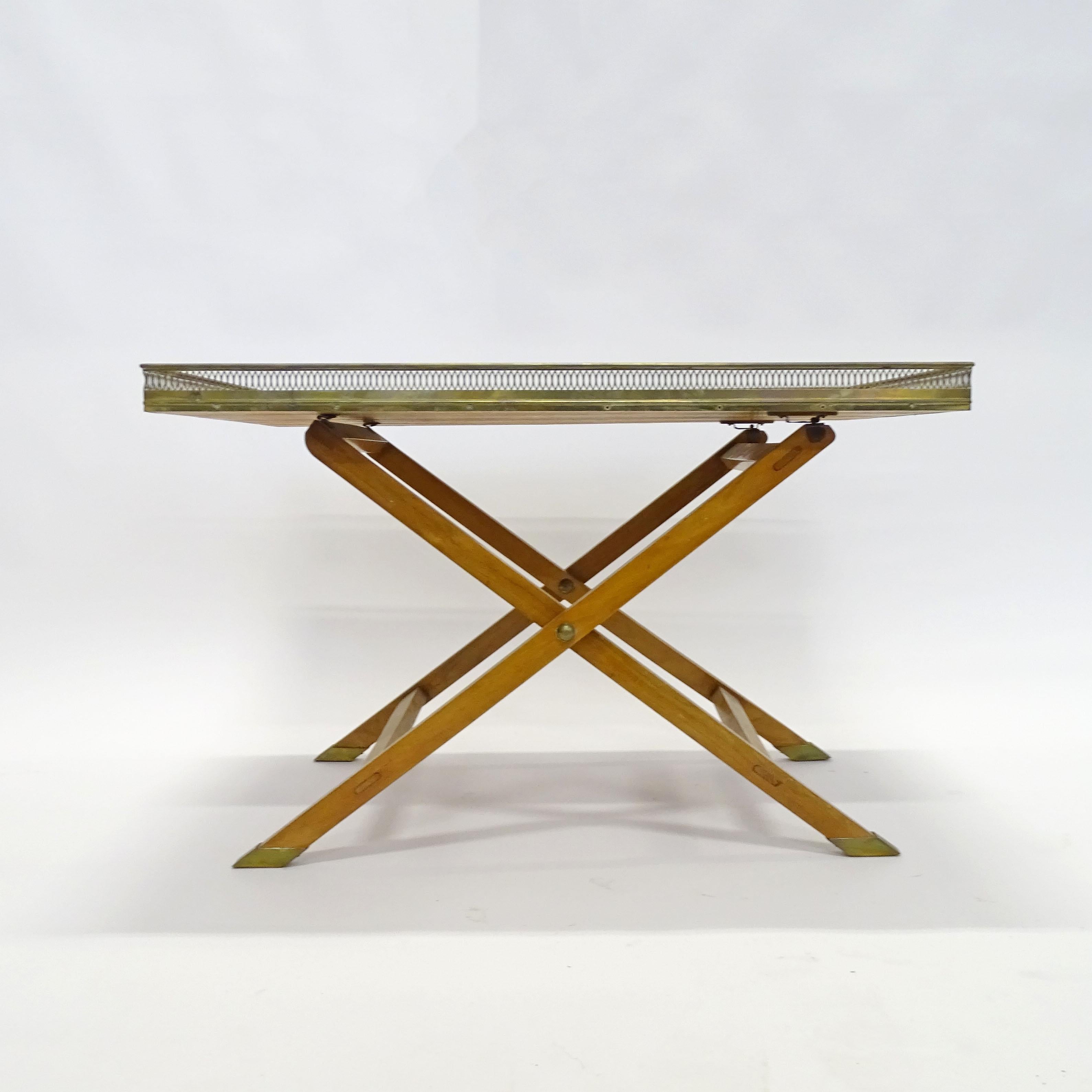 italien Magnifique table basse pliante en bois et laiton, années 1950 en vente