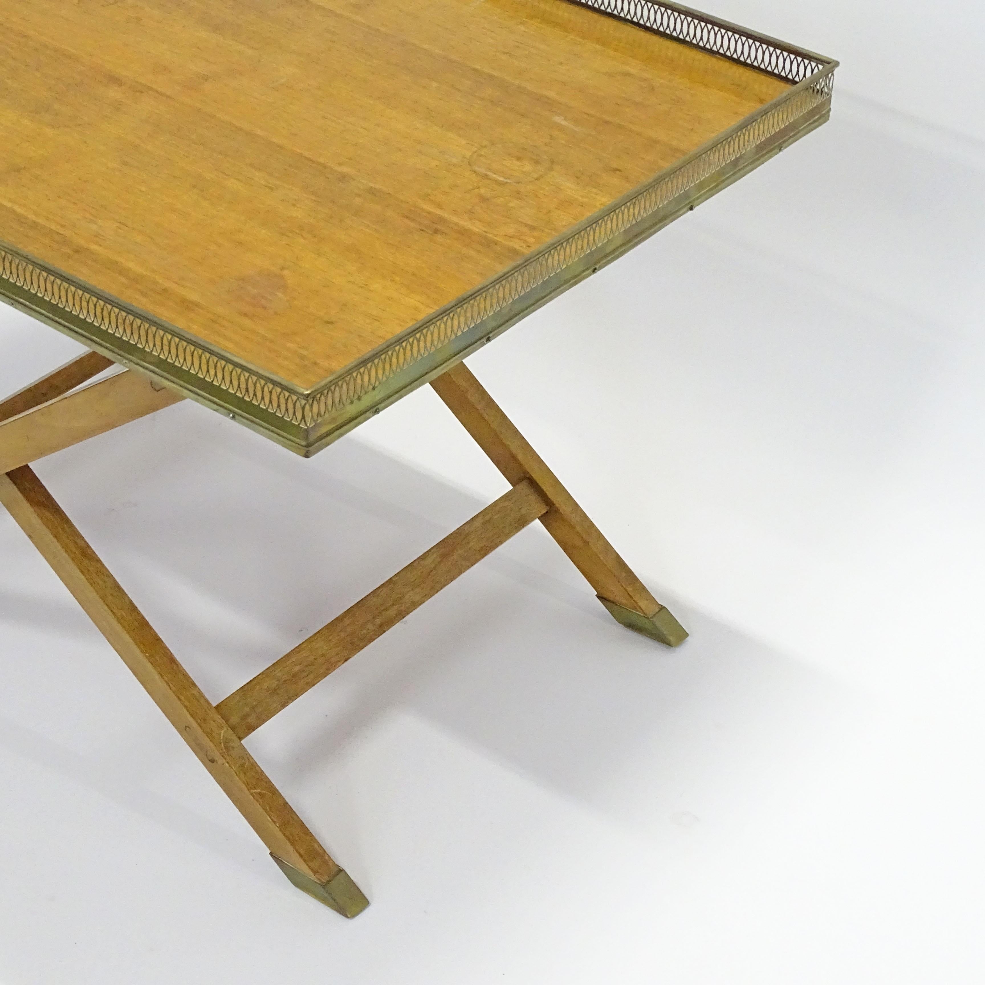 Milieu du XXe siècle Magnifique table basse pliante en bois et laiton, années 1950 en vente